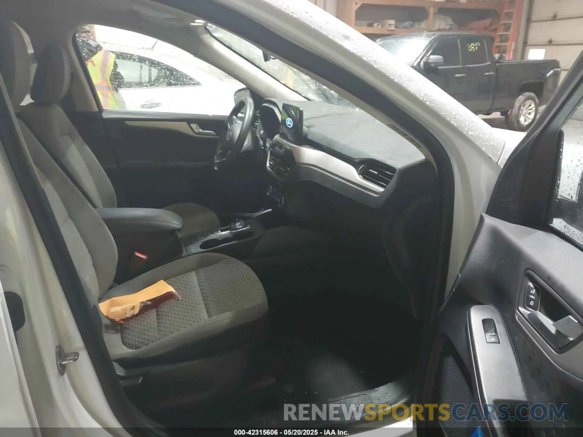 5 Photograph of a damaged car 1FMCU0G65LUB13267 FORD ESCAPE 2020