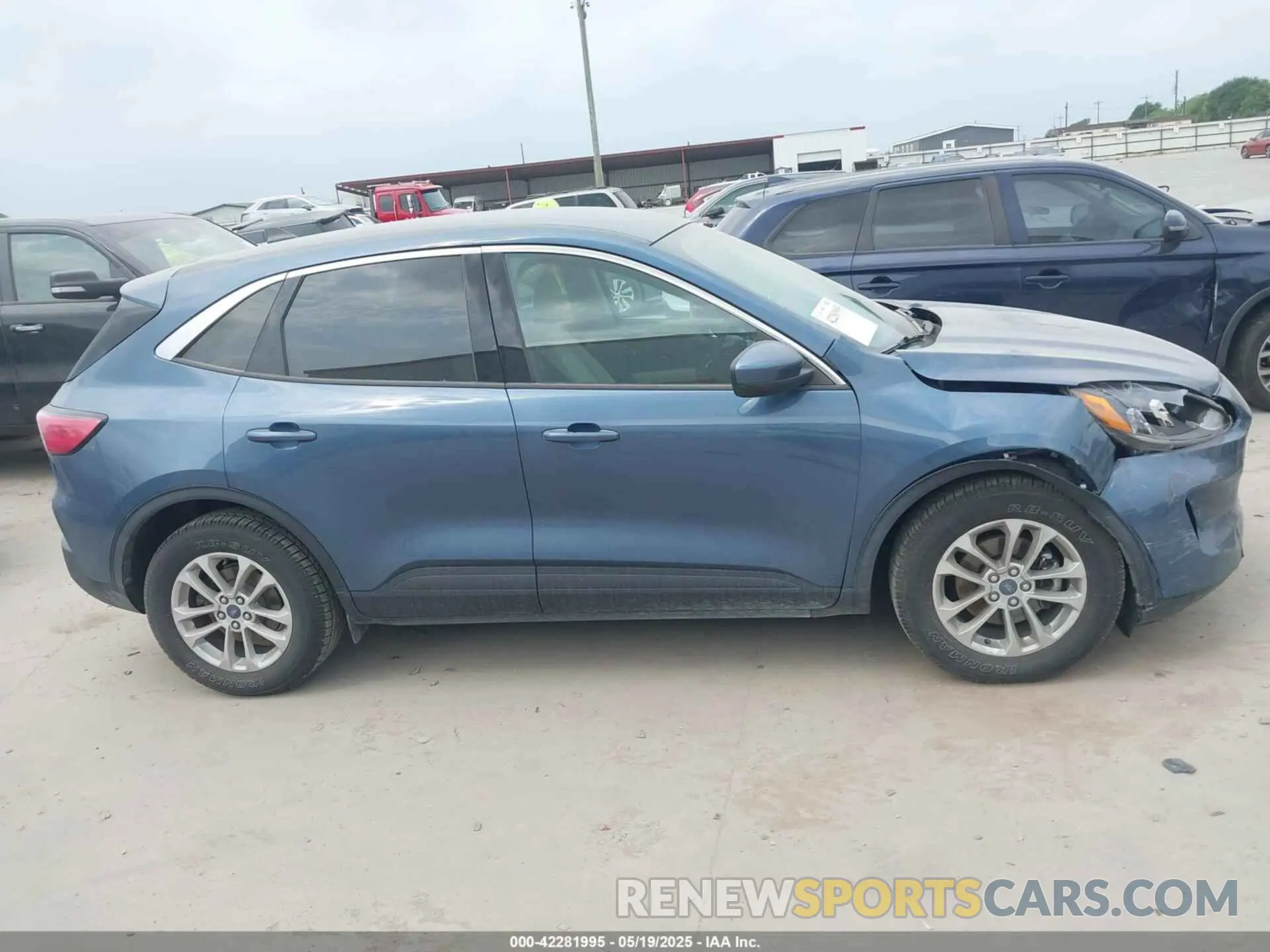 13 Photograph of a damaged car 1FMCU0G65LUC00263 FORD ESCAPE 2020