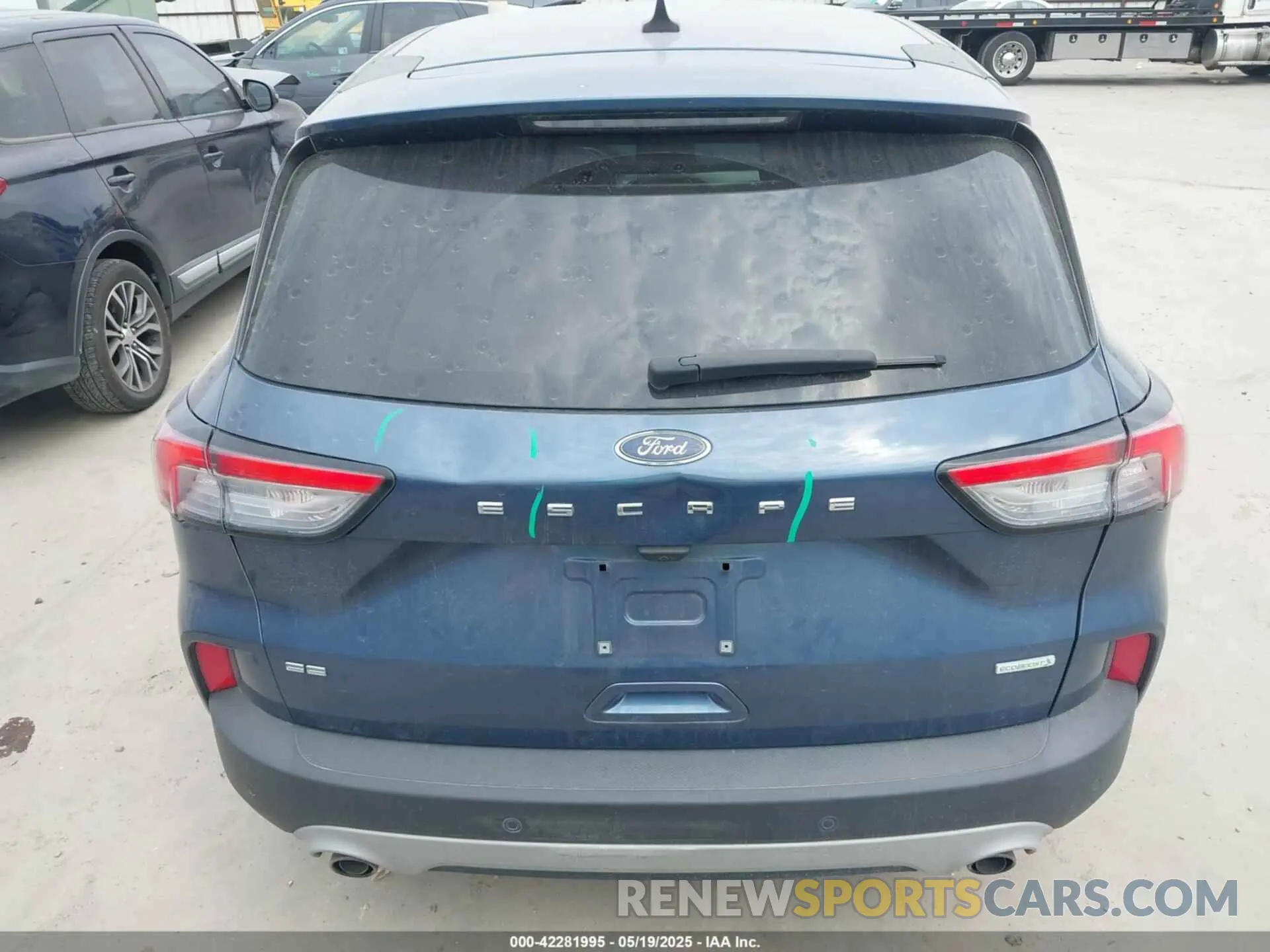 16 Photograph of a damaged car 1FMCU0G65LUC00263 FORD ESCAPE 2020