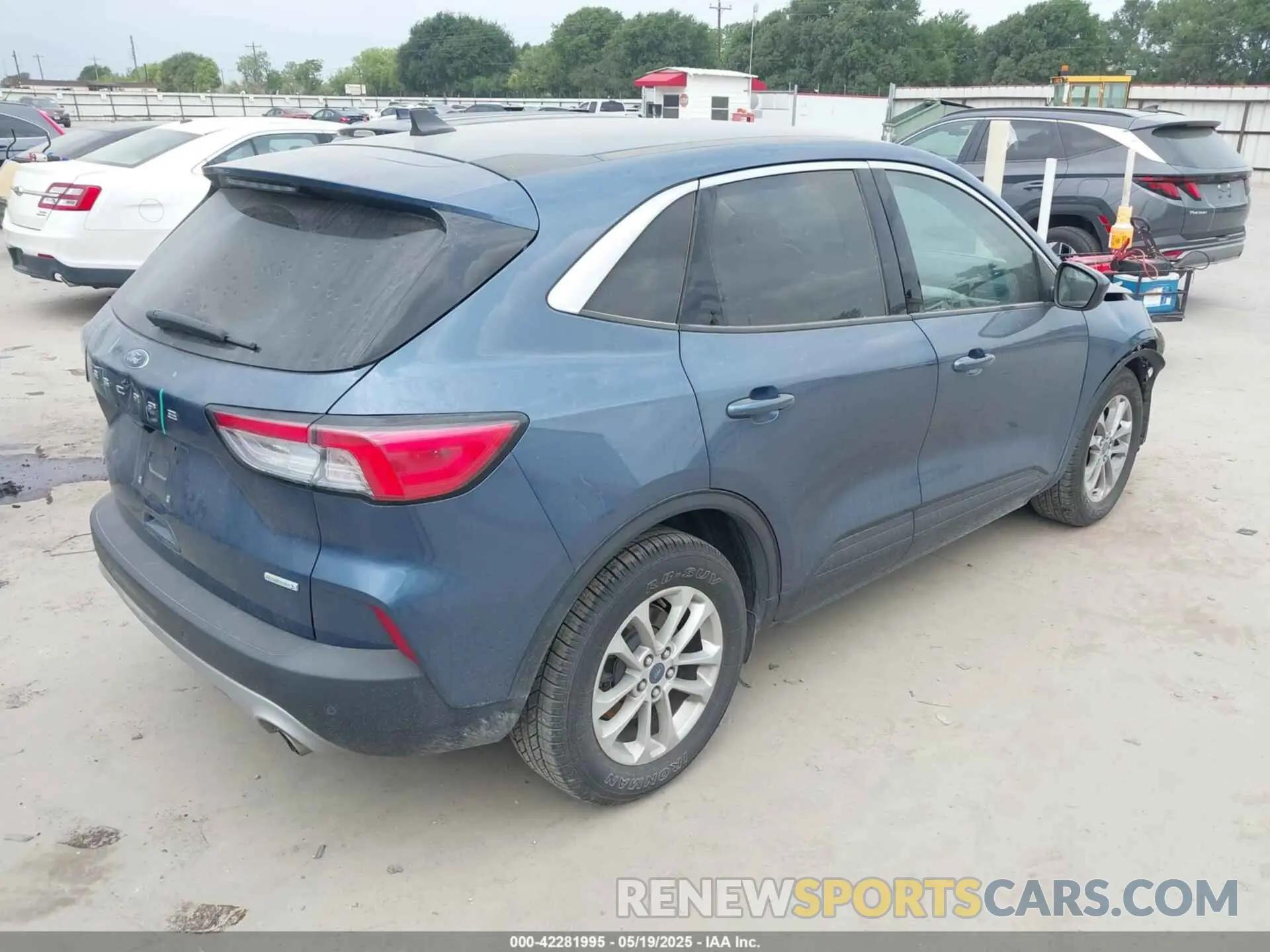 4 Photograph of a damaged car 1FMCU0G65LUC00263 FORD ESCAPE 2020