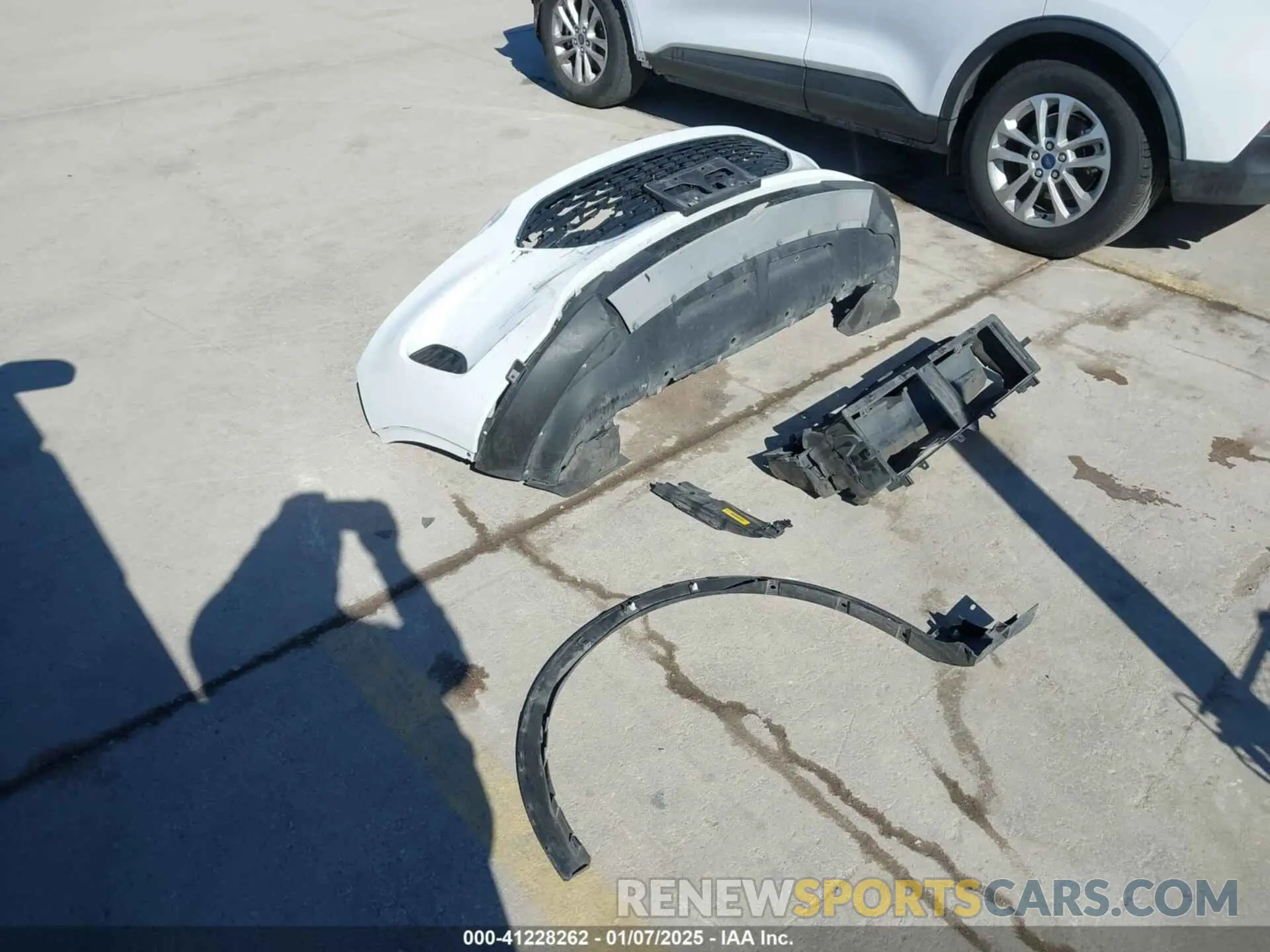 11 Photograph of a damaged car 1FMCU0G66LUA31581 FORD ESCAPE 2020