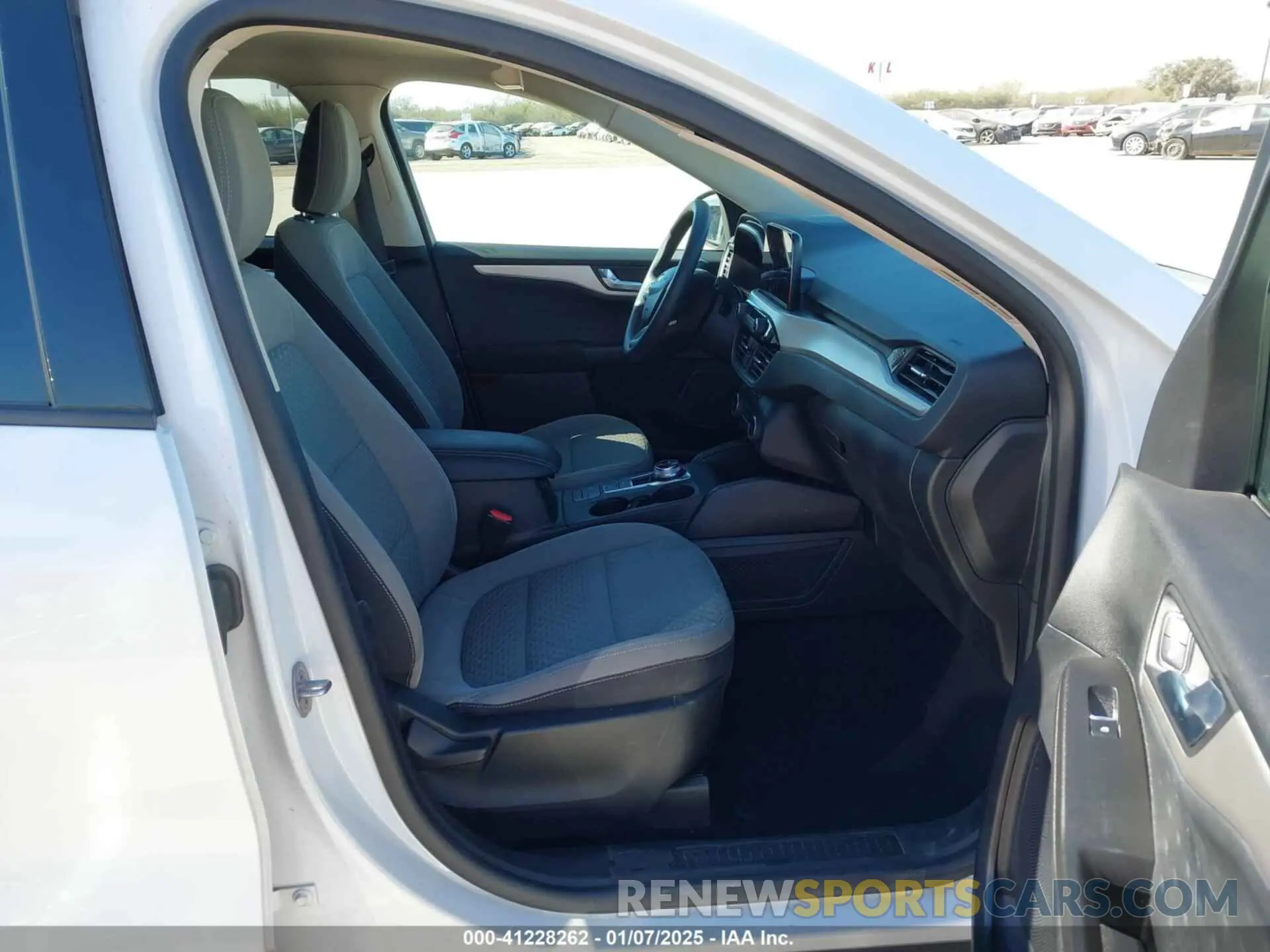 5 Photograph of a damaged car 1FMCU0G66LUA31581 FORD ESCAPE 2020