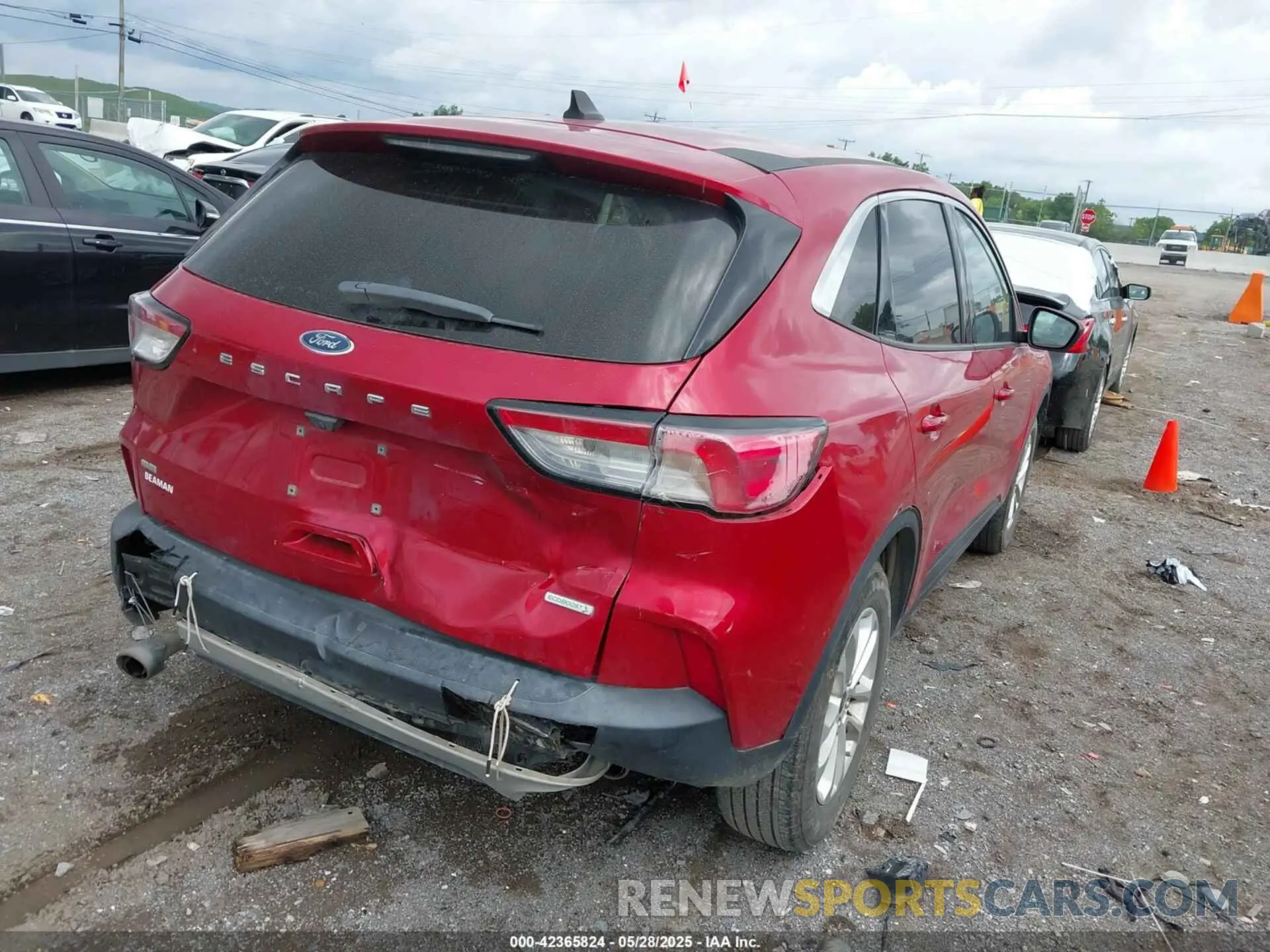 4 Photograph of a damaged car 1FMCU0G66LUC15032 FORD ESCAPE 2020