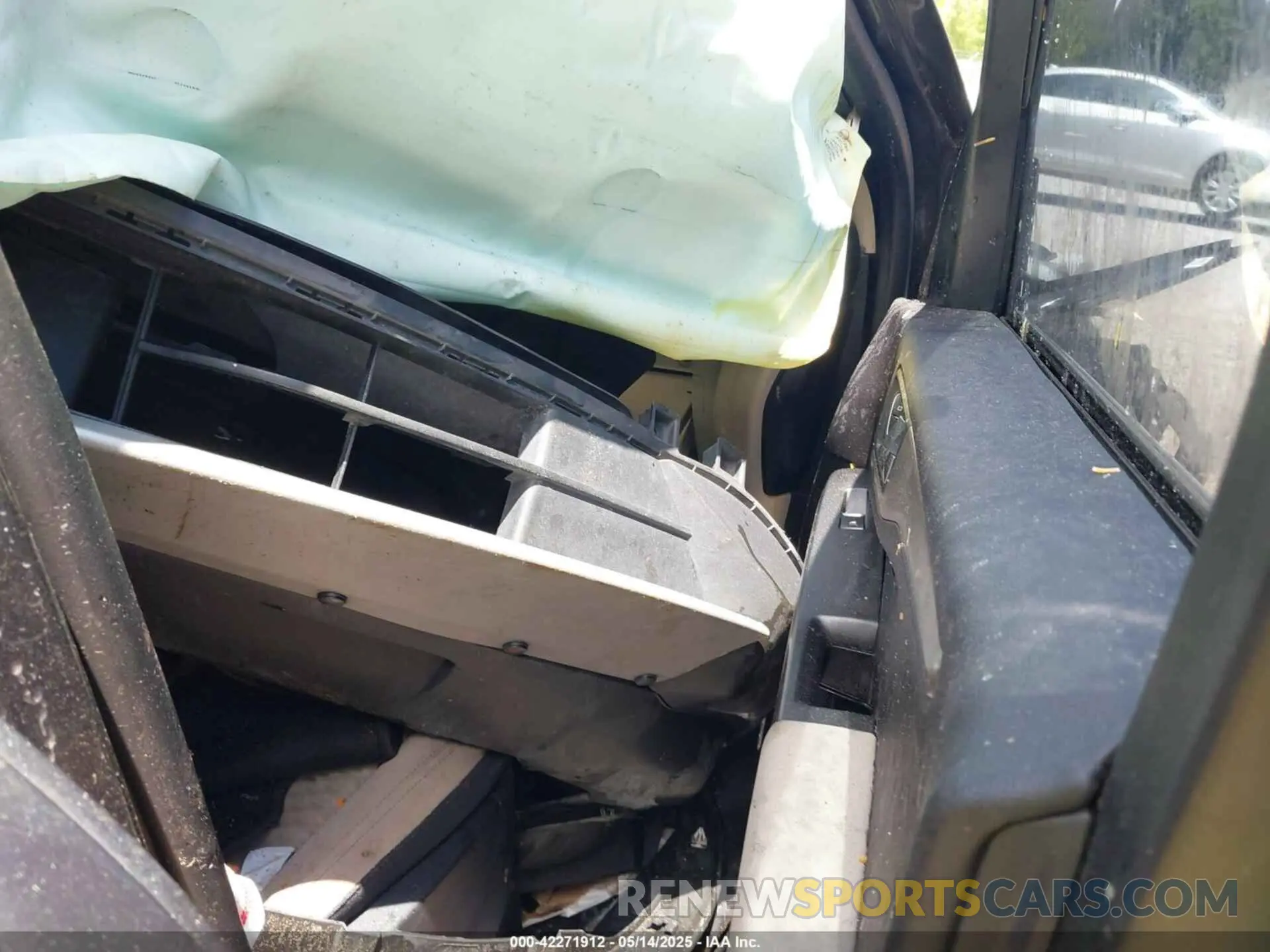 5 Photograph of a damaged car 1FMCU0G66LUC23096 FORD ESCAPE 2020