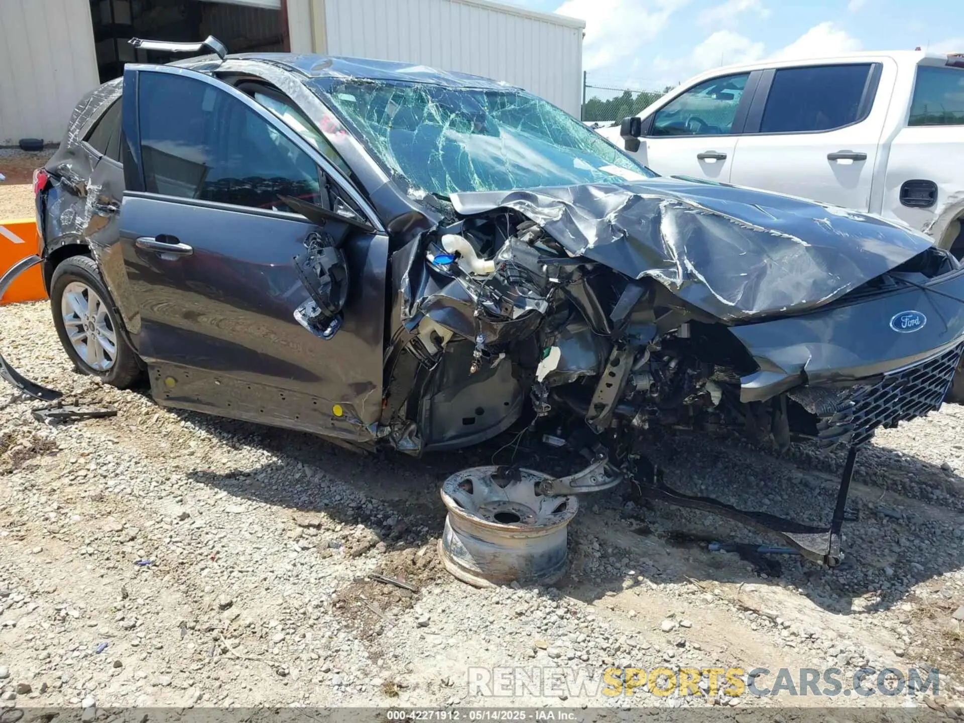 6 Photograph of a damaged car 1FMCU0G66LUC23096 FORD ESCAPE 2020