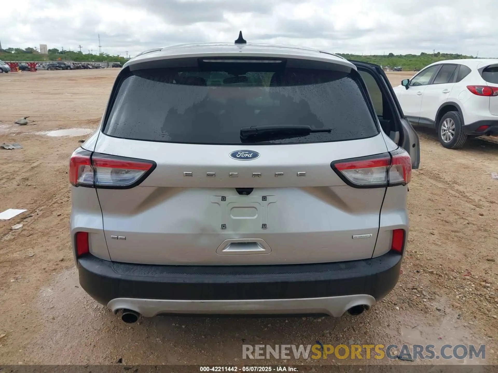 16 Photograph of a damaged car 1FMCU0G67LUA12375 FORD ESCAPE 2020