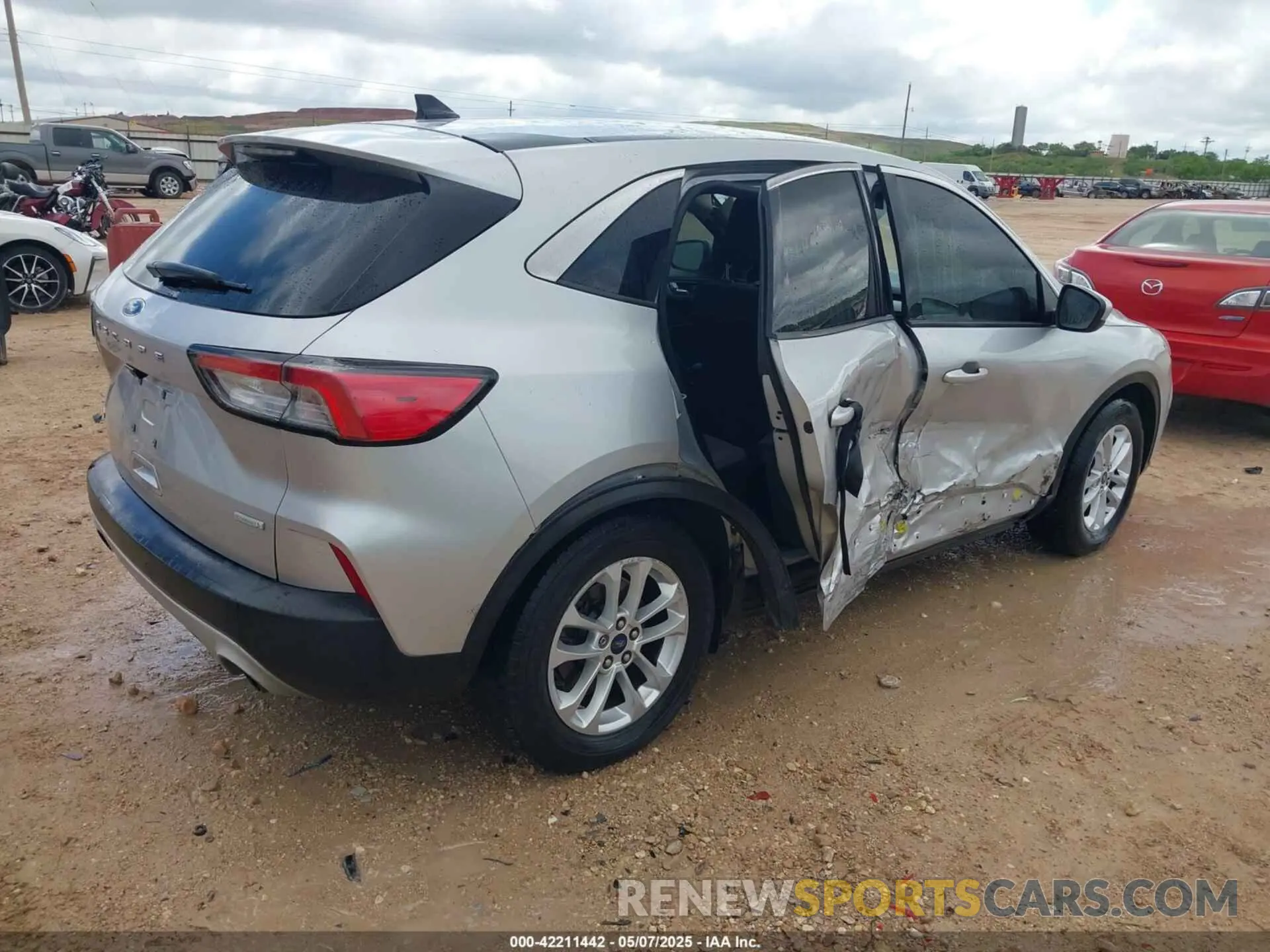 4 Photograph of a damaged car 1FMCU0G67LUA12375 FORD ESCAPE 2020