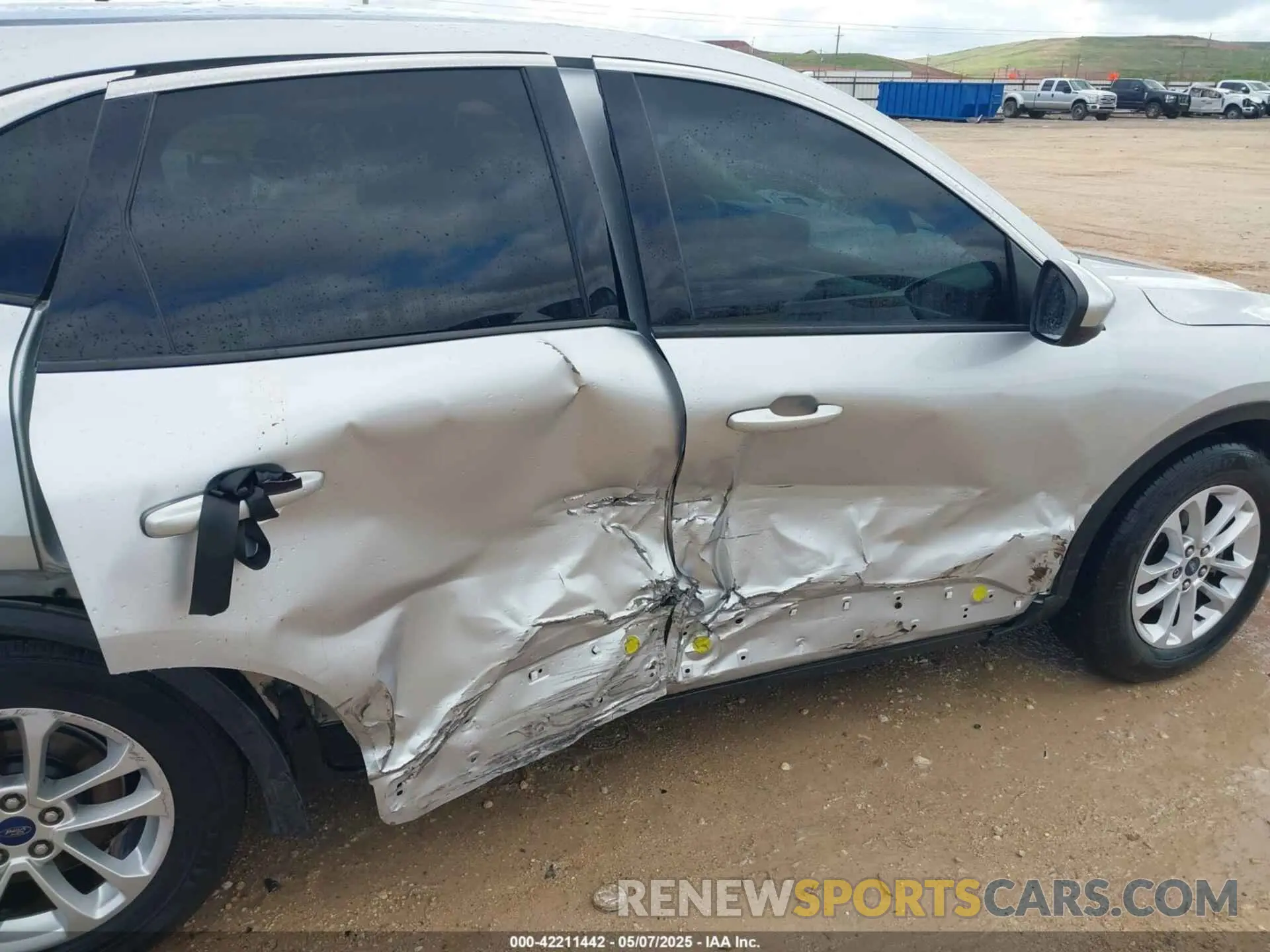 6 Photograph of a damaged car 1FMCU0G67LUA12375 FORD ESCAPE 2020