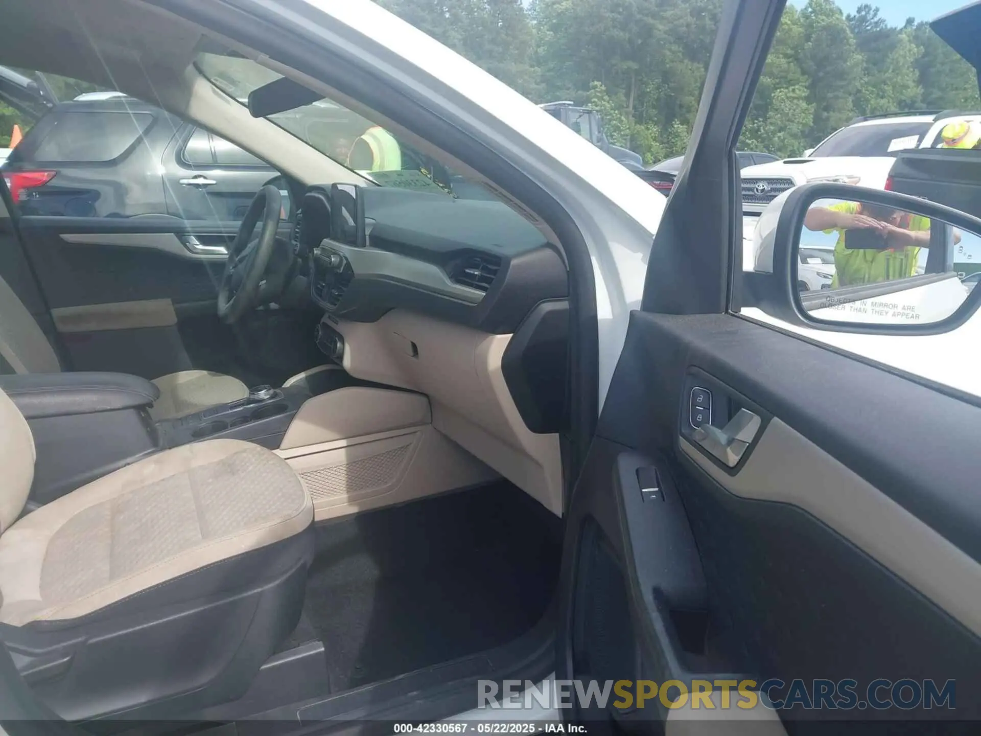 5 Photograph of a damaged car 1FMCU0G67LUA66744 FORD ESCAPE 2020