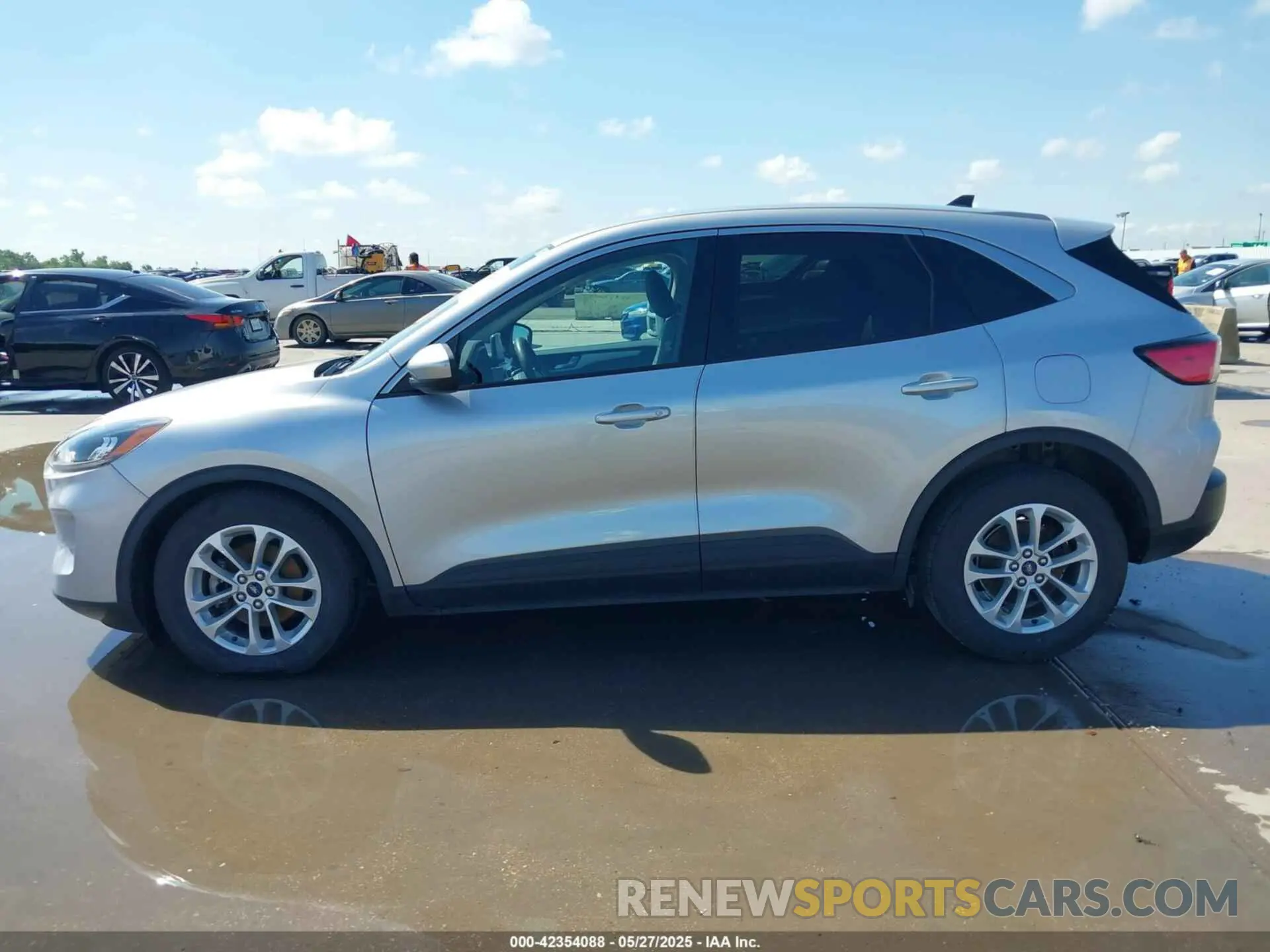 15 Photograph of a damaged car 1FMCU0G67LUA92888 FORD ESCAPE 2020