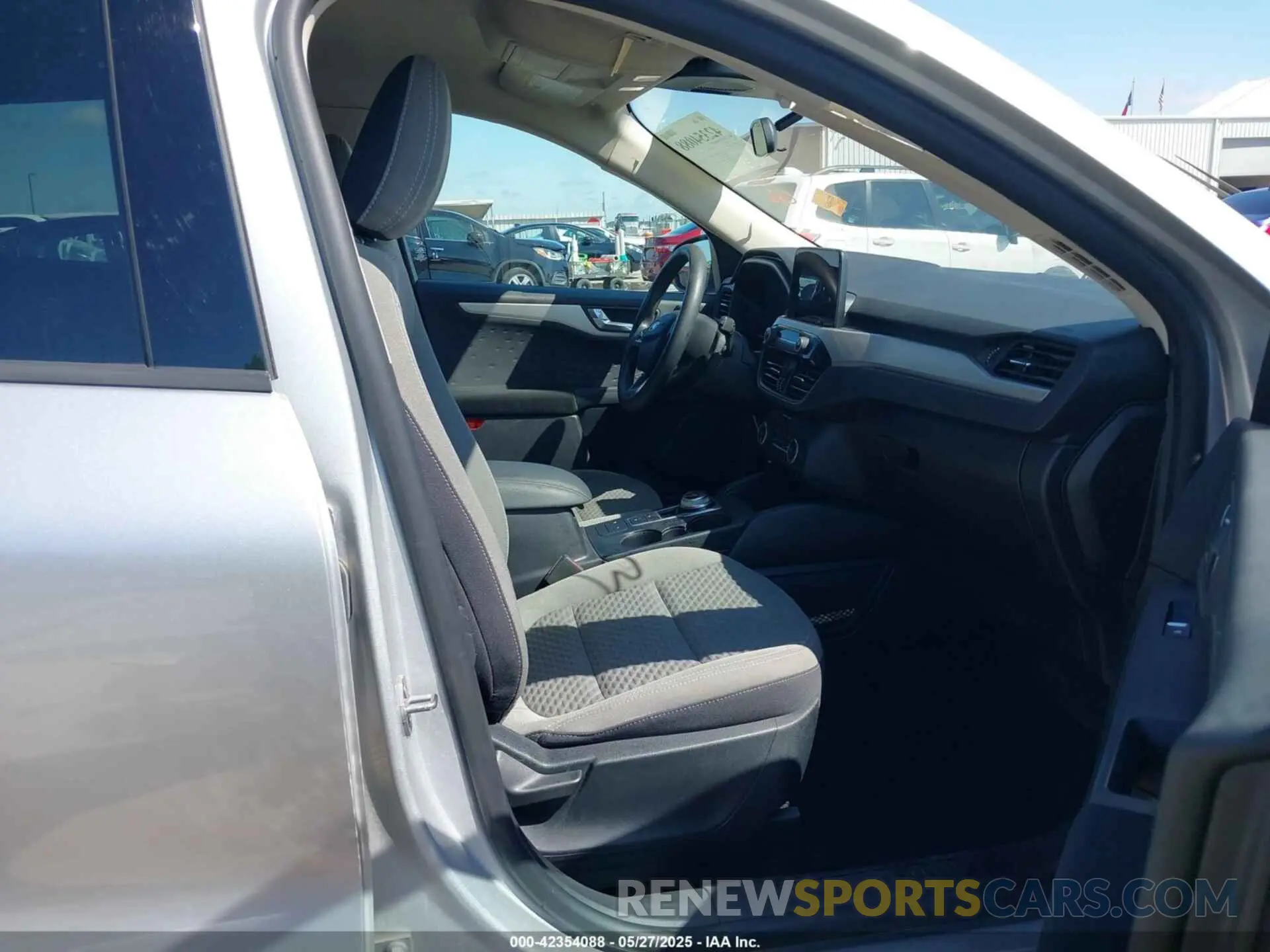 5 Photograph of a damaged car 1FMCU0G67LUA92888 FORD ESCAPE 2020