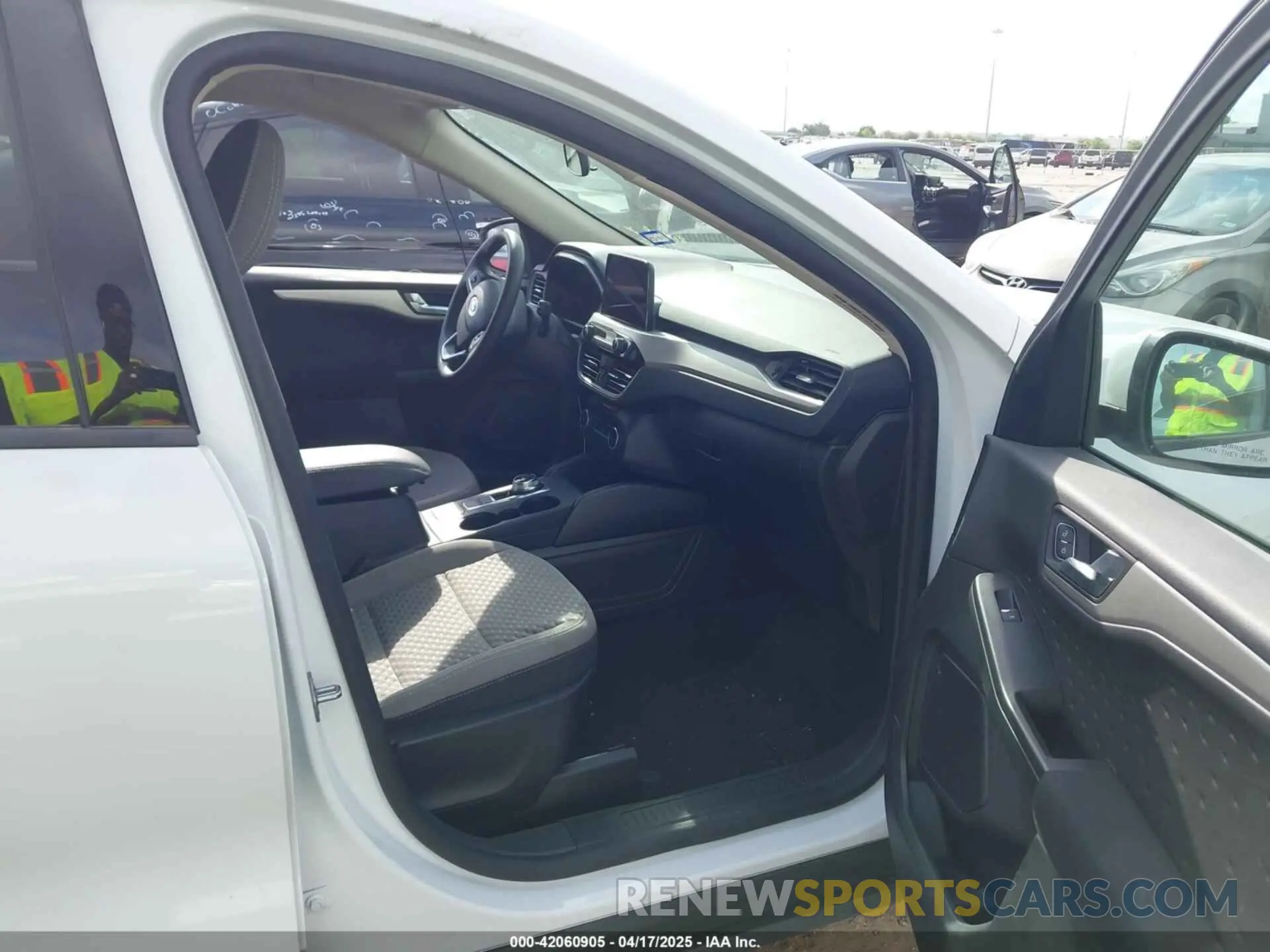 5 Photograph of a damaged car 1FMCU0G67LUB02058 FORD ESCAPE 2020