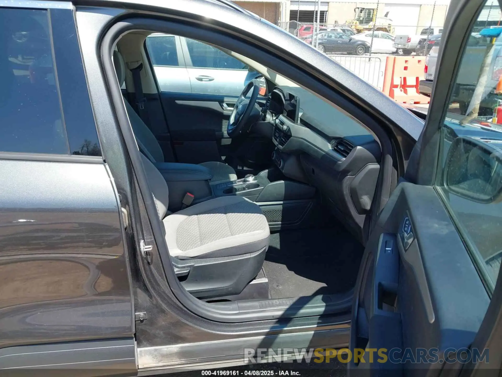 5 Photograph of a damaged car 1FMCU0G67LUB91761 FORD ESCAPE 2020