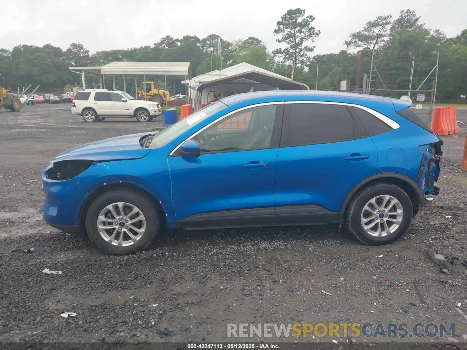 15 Photograph of a damaged car 1FMCU0G67LUC37461 FORD ESCAPE 2020