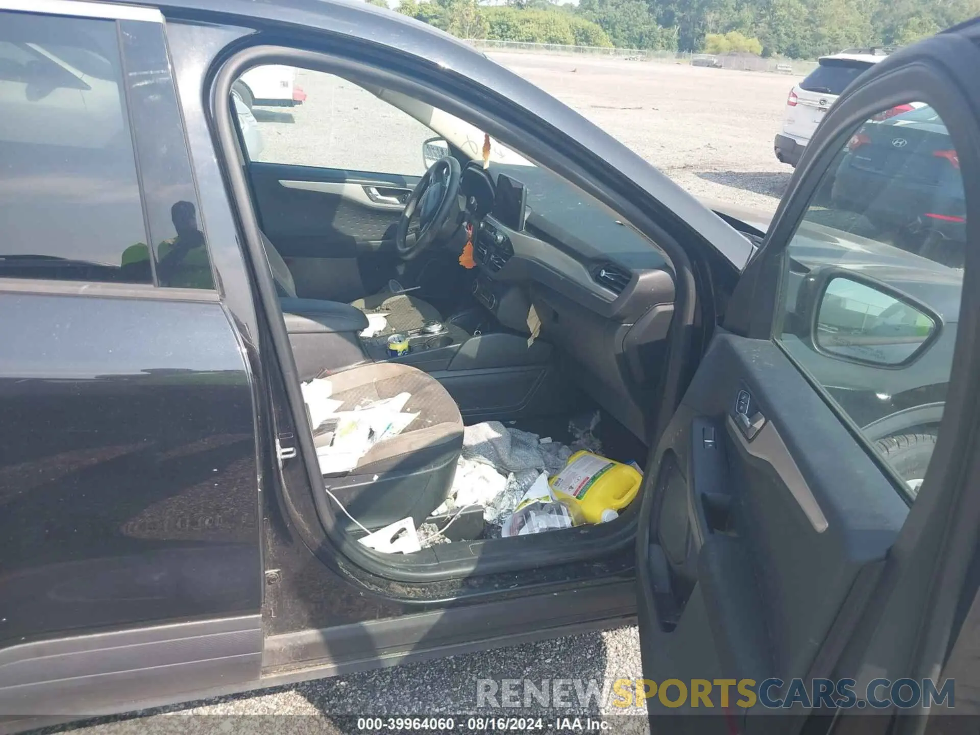 5 Photograph of a damaged car 1FMCU0G68LUA25412 FORD ESCAPE 2020