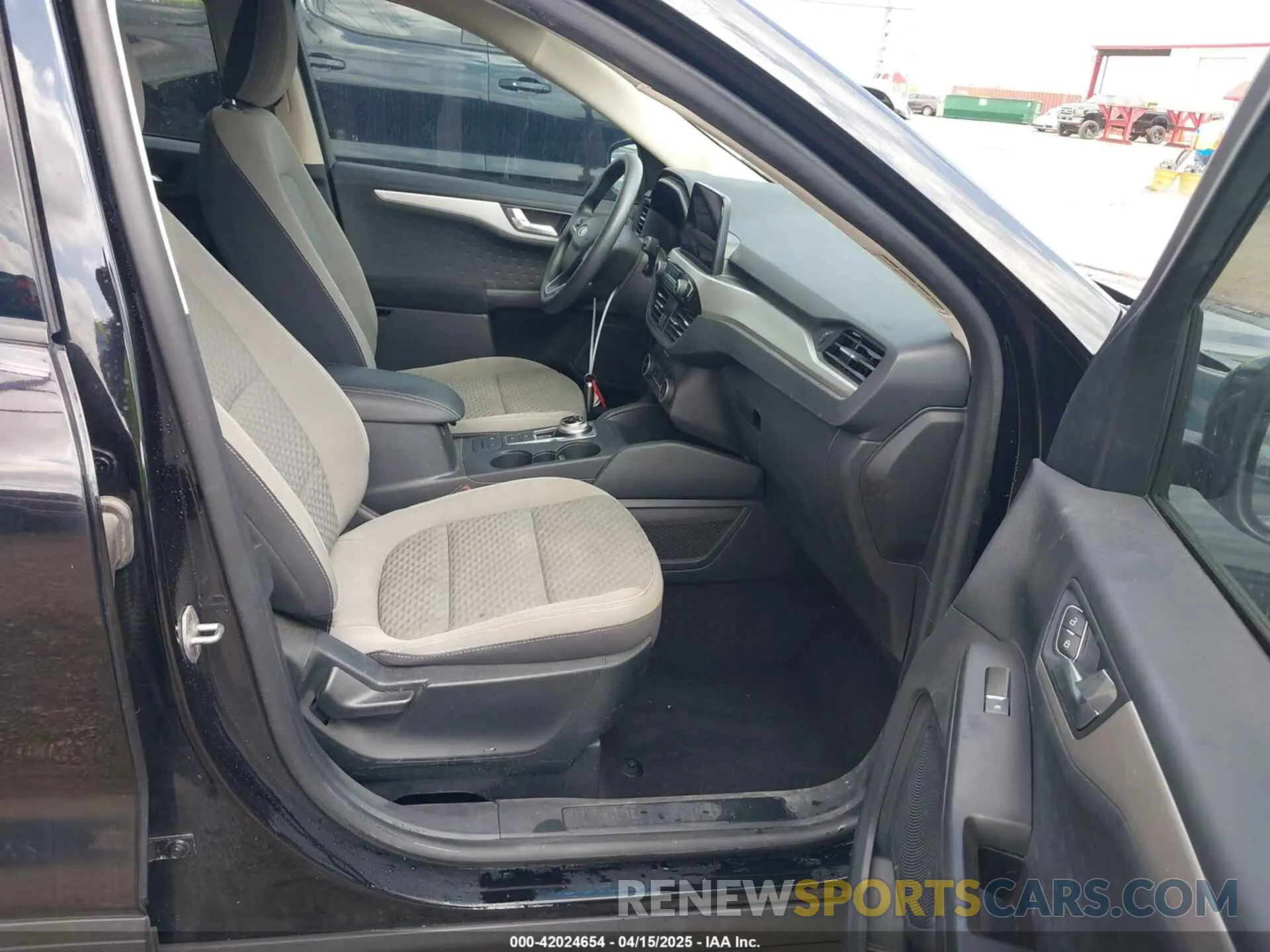 5 Photograph of a damaged car 1FMCU0G68LUA54439 FORD ESCAPE 2020