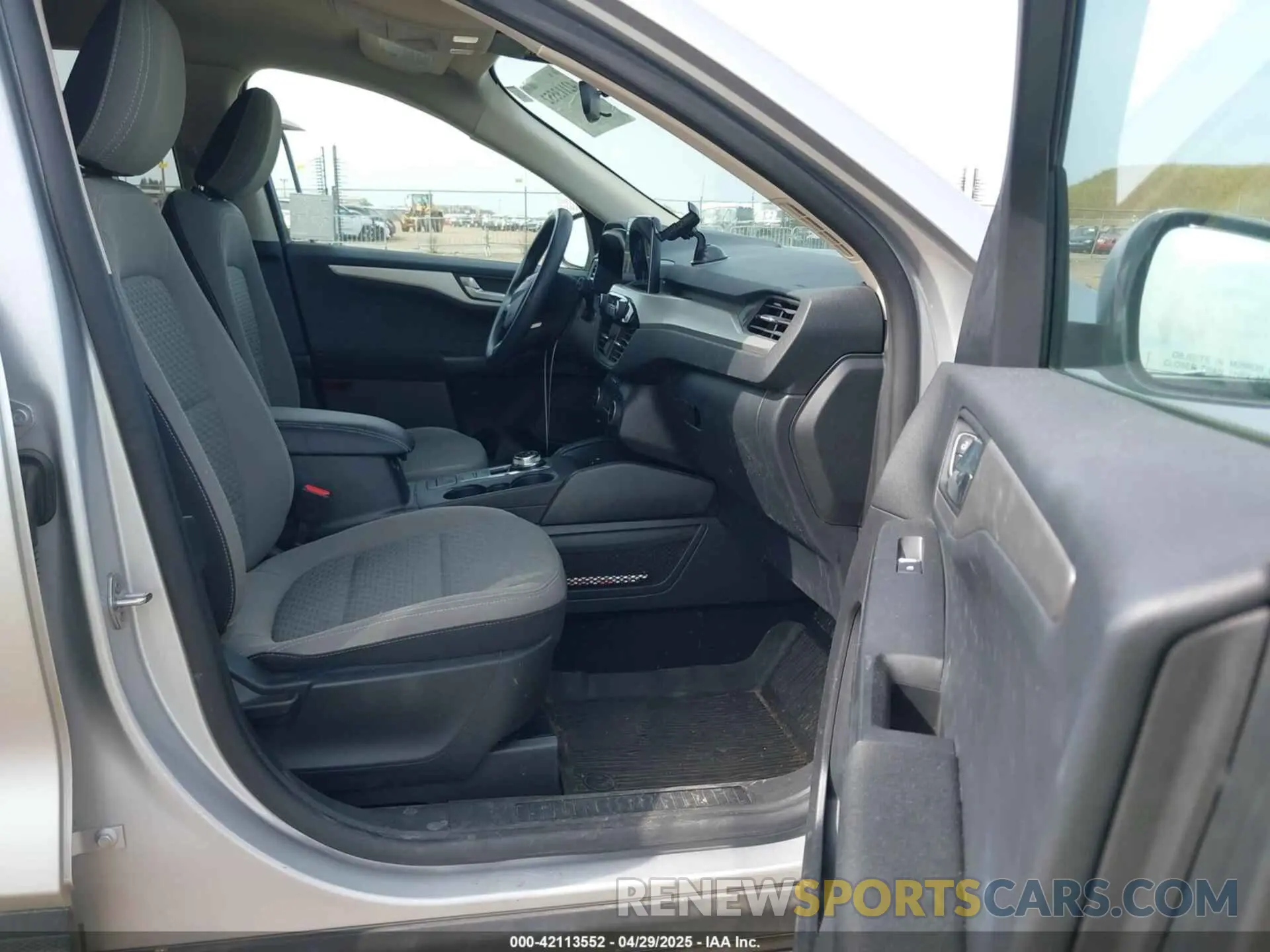 5 Photograph of a damaged car 1FMCU0G68LUA82385 FORD ESCAPE 2020