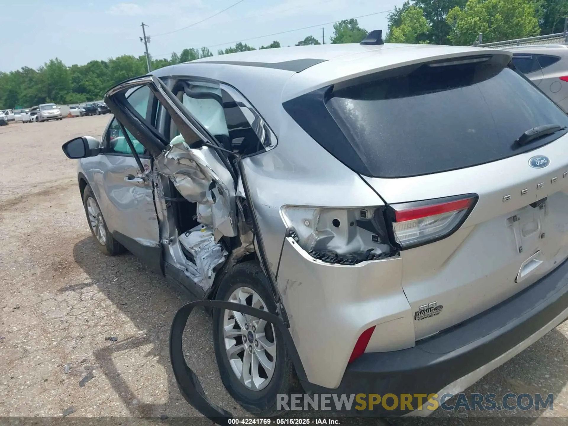 17 Photograph of a damaged car 1FMCU0G68LUB22240 FORD ESCAPE 2020