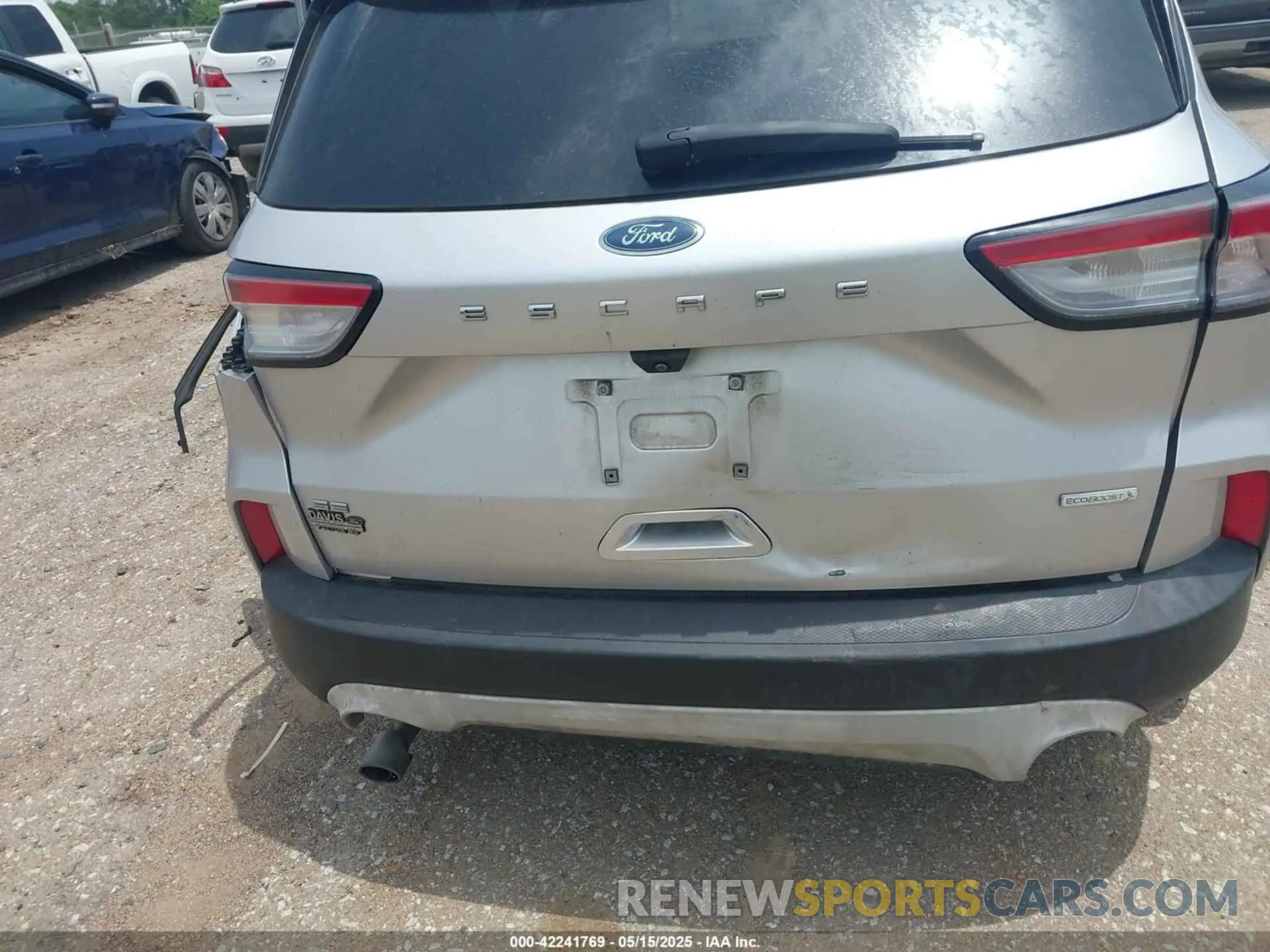 18 Photograph of a damaged car 1FMCU0G68LUB22240 FORD ESCAPE 2020