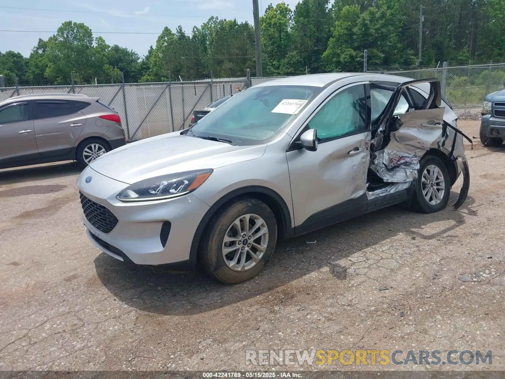 2 Photograph of a damaged car 1FMCU0G68LUB22240 FORD ESCAPE 2020