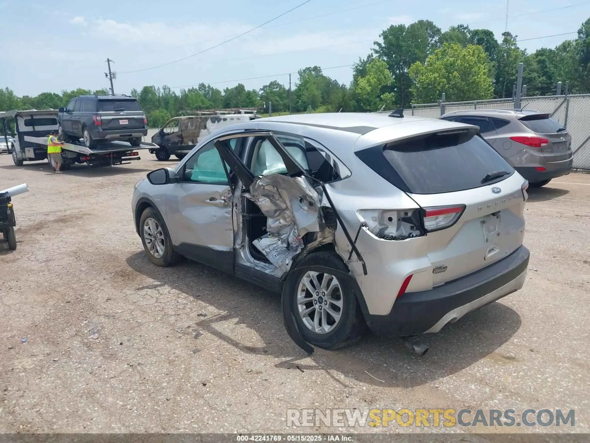 3 Photograph of a damaged car 1FMCU0G68LUB22240 FORD ESCAPE 2020