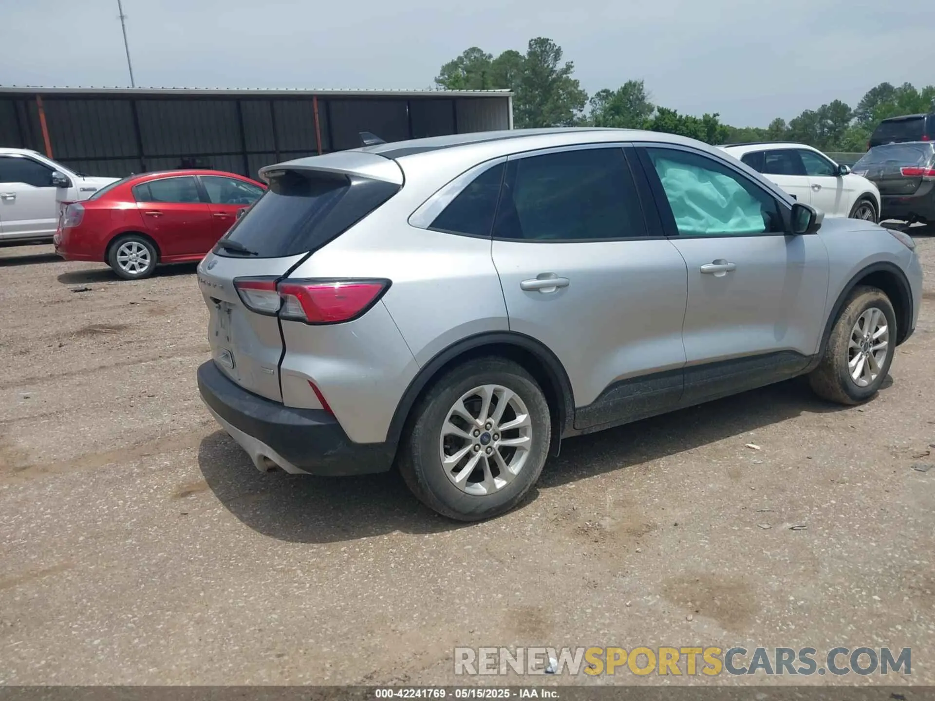 4 Photograph of a damaged car 1FMCU0G68LUB22240 FORD ESCAPE 2020
