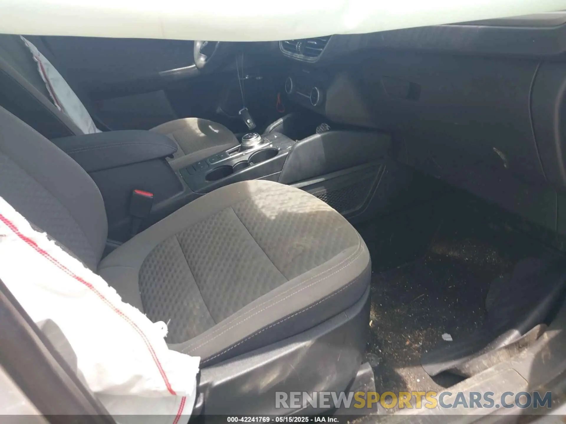 5 Photograph of a damaged car 1FMCU0G68LUB22240 FORD ESCAPE 2020