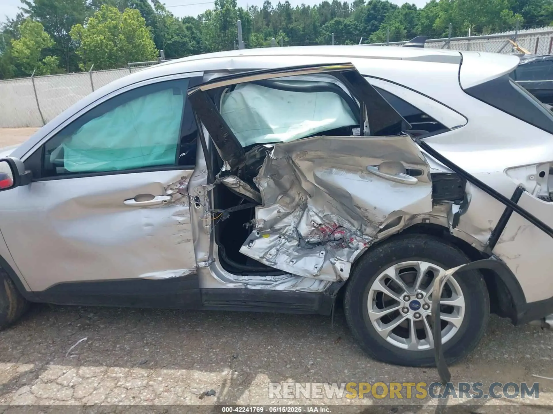 6 Photograph of a damaged car 1FMCU0G68LUB22240 FORD ESCAPE 2020