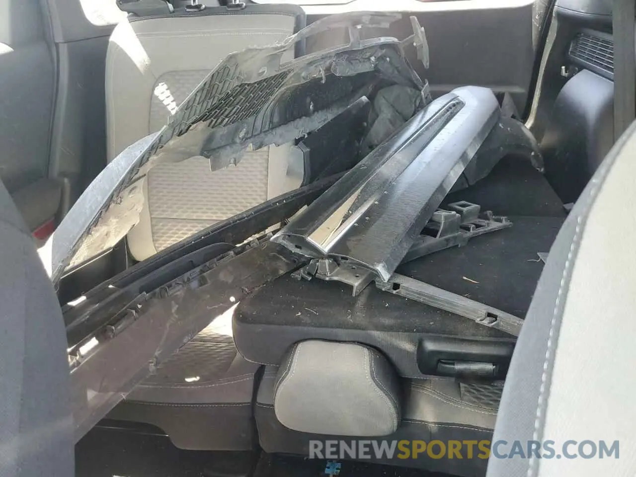 10 Photograph of a damaged car 1FMCU0G68LUB31701 FORD ESCAPE 2020
