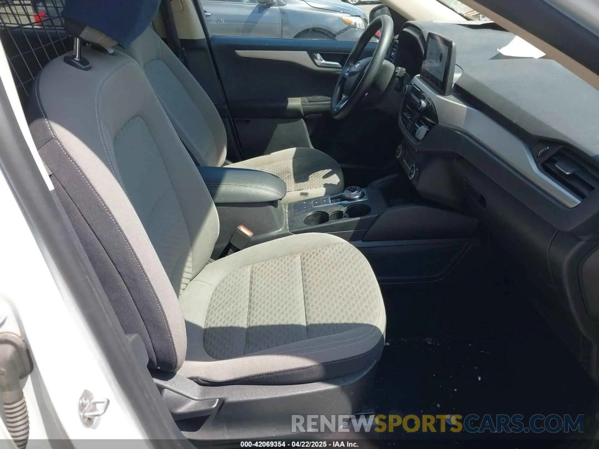 5 Photograph of a damaged car 1FMCU0G68LUB44206 FORD ESCAPE 2020