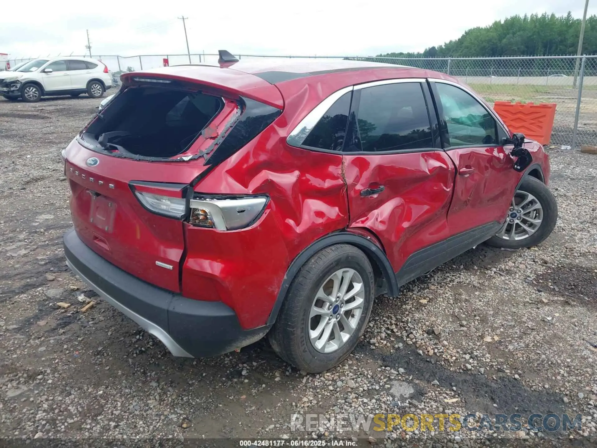 4 Photograph of a damaged car 1FMCU0G68LUC17588 FORD ESCAPE 2020