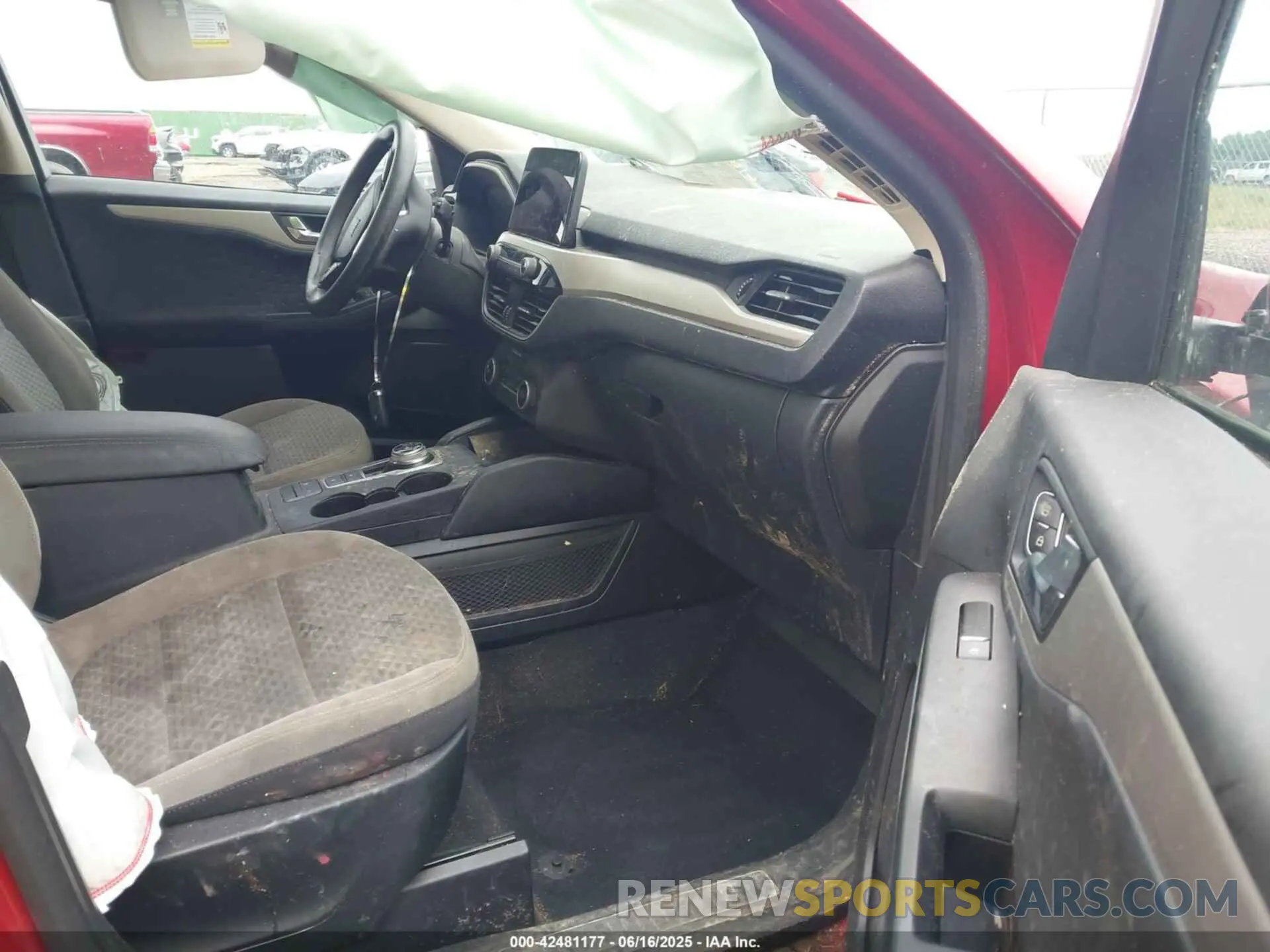 5 Photograph of a damaged car 1FMCU0G68LUC17588 FORD ESCAPE 2020