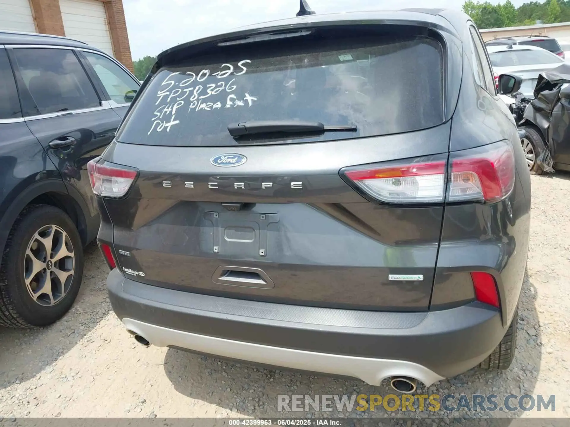 15 Photograph of a damaged car 1FMCU0G69LUA67782 FORD ESCAPE 2020