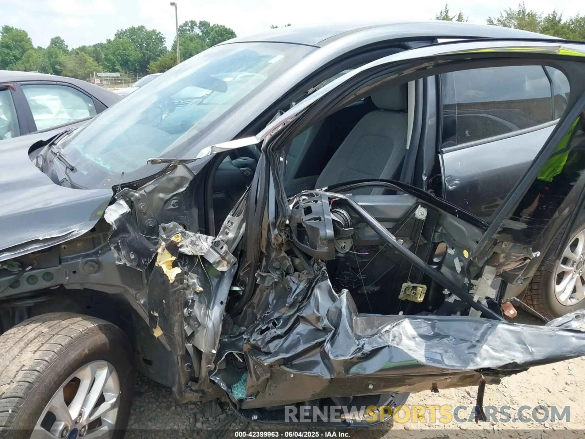 6 Photograph of a damaged car 1FMCU0G69LUA67782 FORD ESCAPE 2020