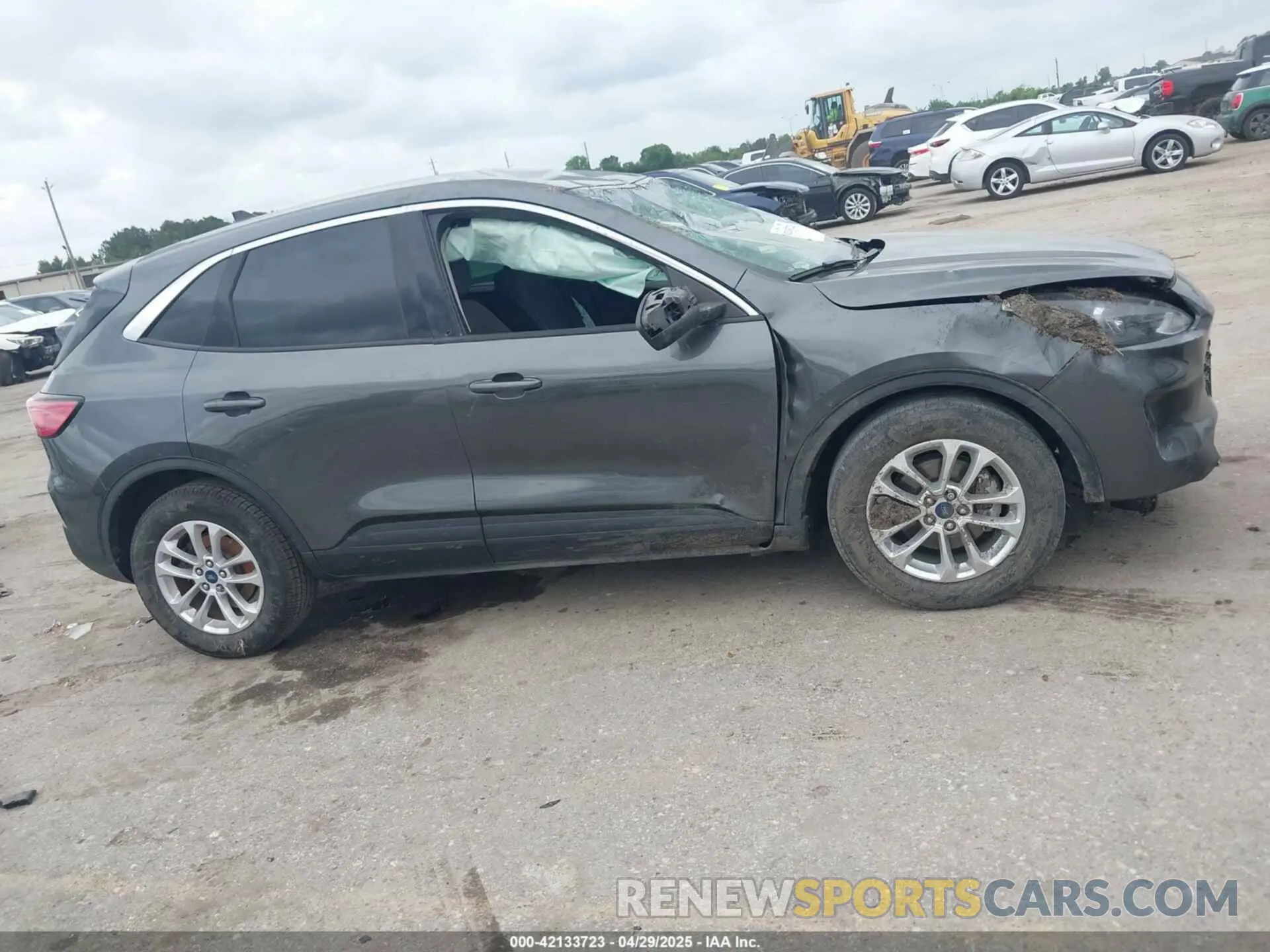 13 Photograph of a damaged car 1FMCU0G69LUA75204 FORD ESCAPE 2020