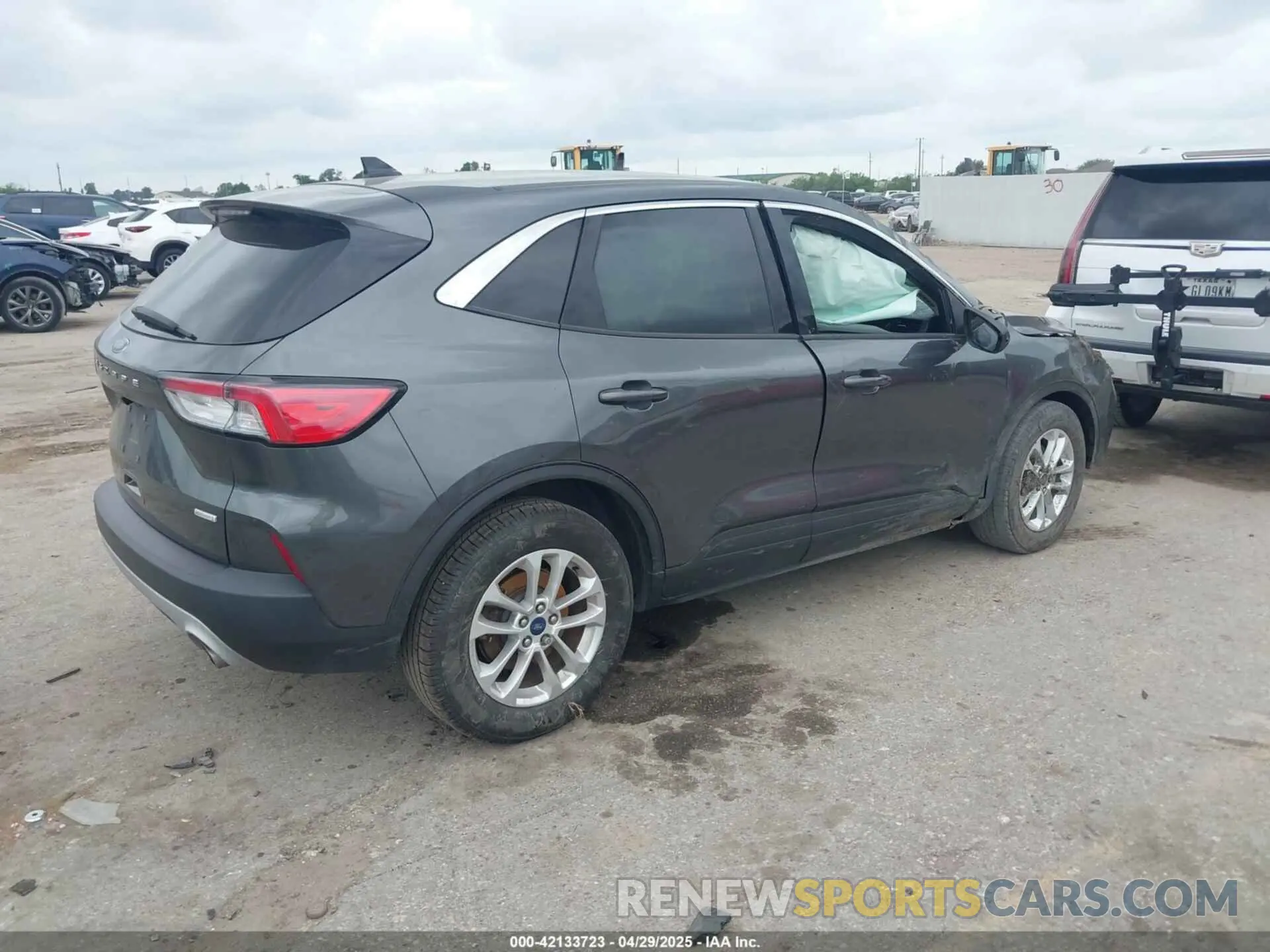 4 Photograph of a damaged car 1FMCU0G69LUA75204 FORD ESCAPE 2020