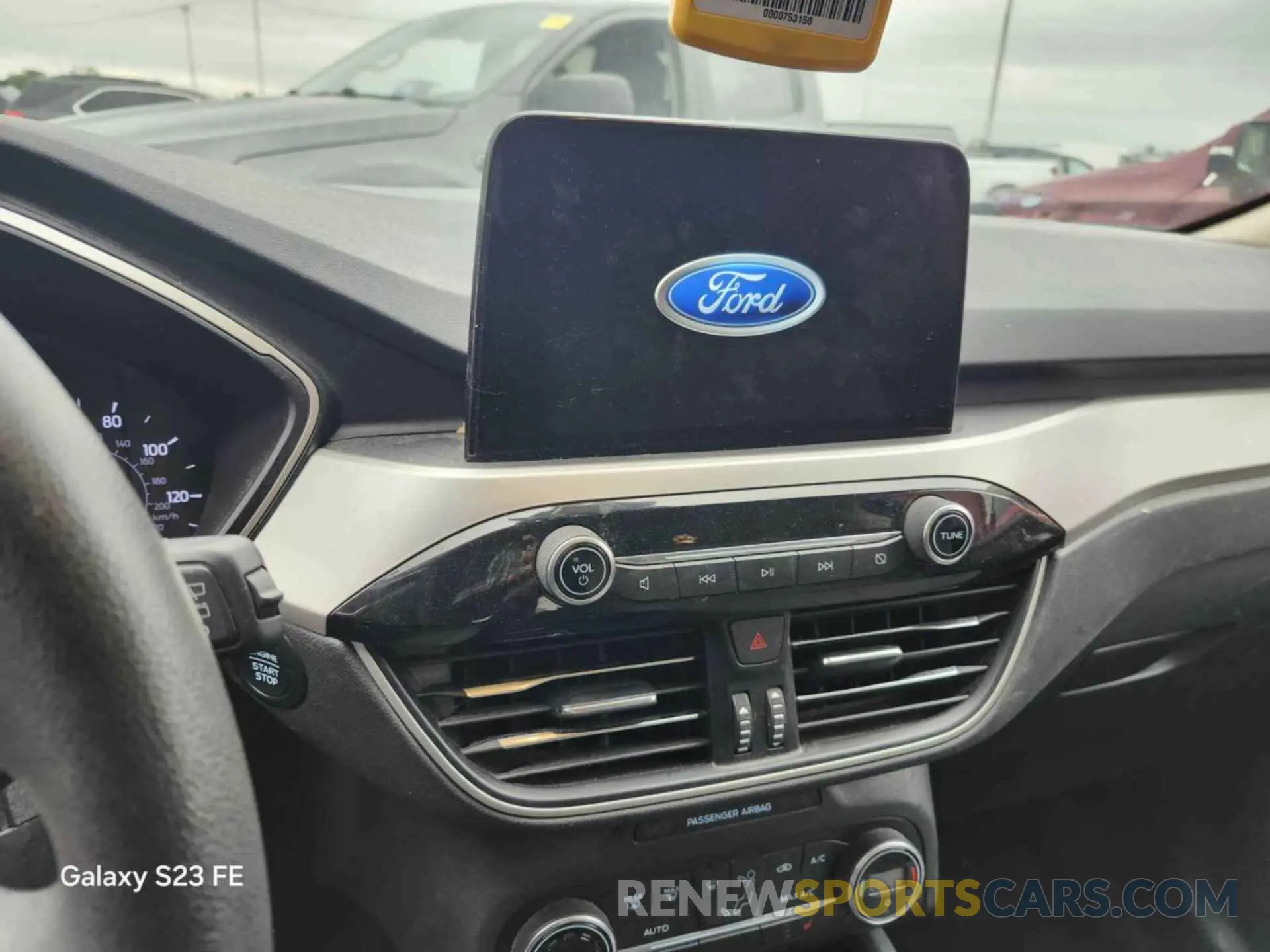 17 Photograph of a damaged car 1FMCU0G69LUA82489 FORD ESCAPE 2020