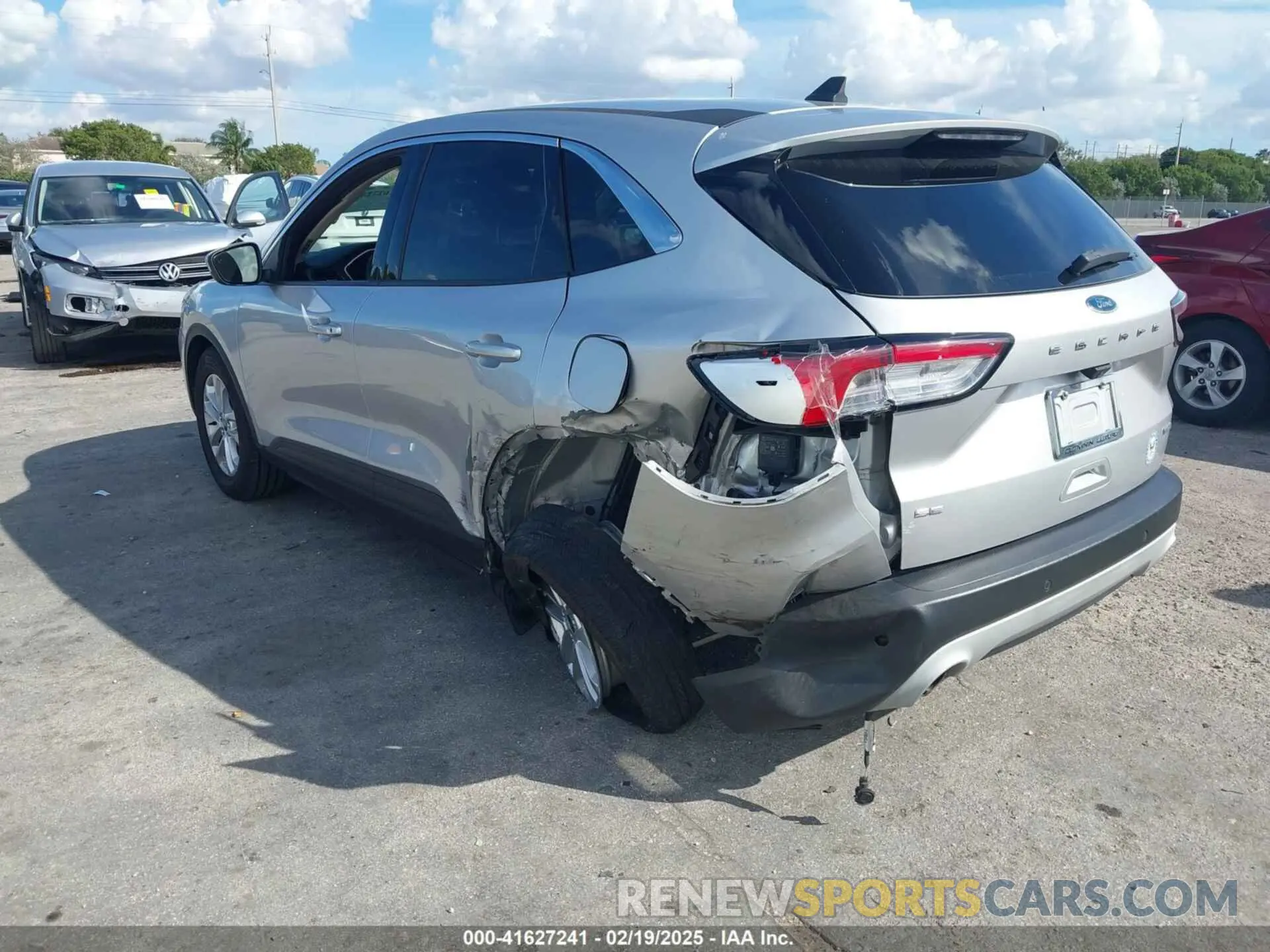3 Photograph of a damaged car 1FMCU0G69LUB18701 FORD ESCAPE 2020