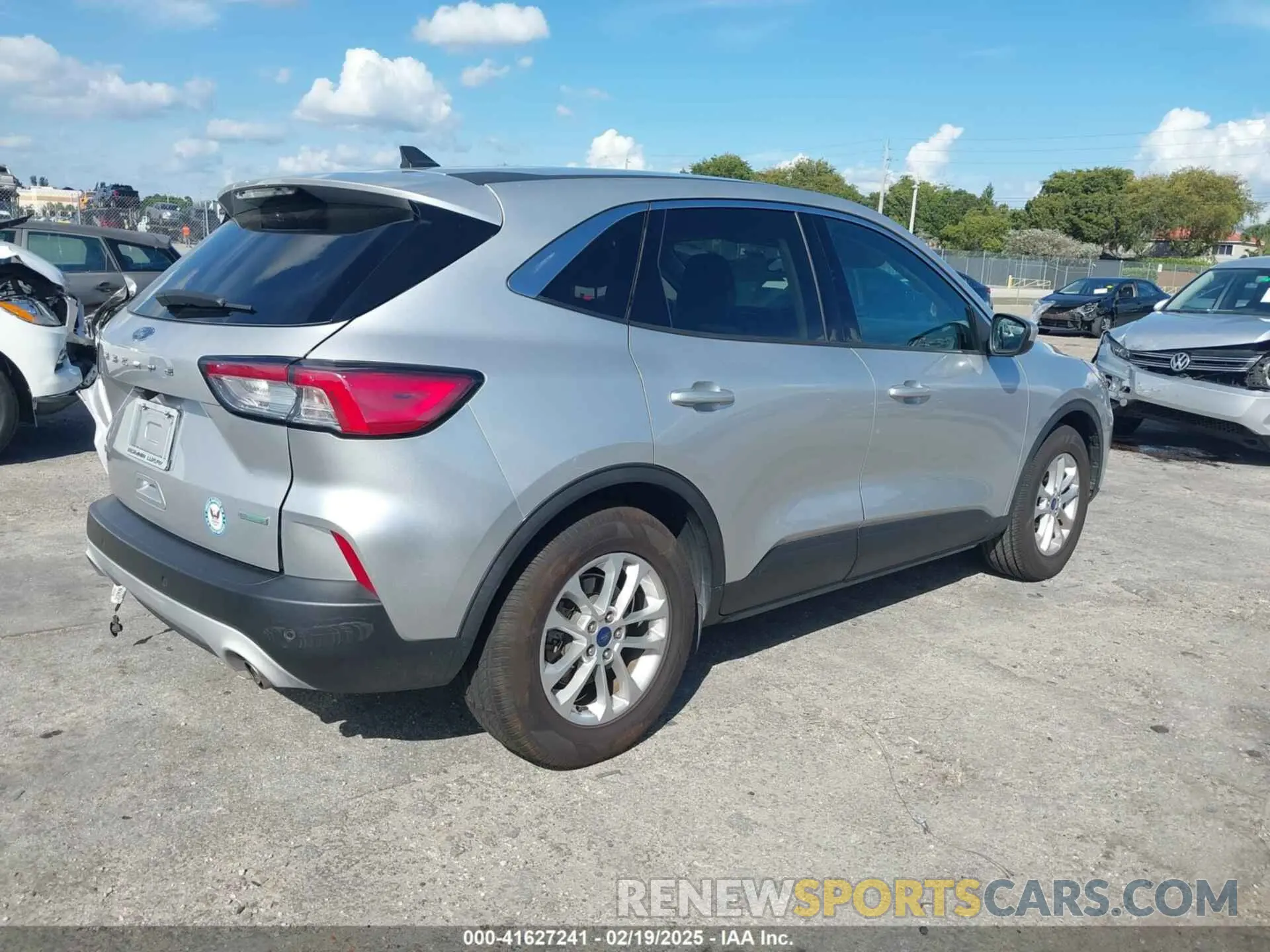 4 Photograph of a damaged car 1FMCU0G69LUB18701 FORD ESCAPE 2020