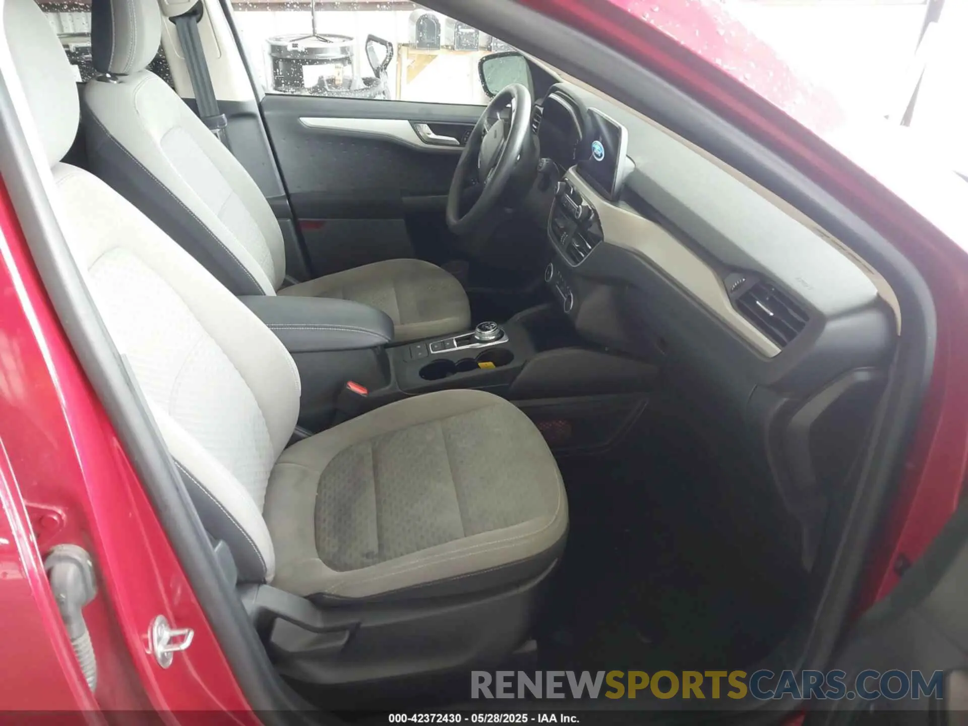 5 Photograph of a damaged car 1FMCU0G69LUC64063 FORD ESCAPE 2020
