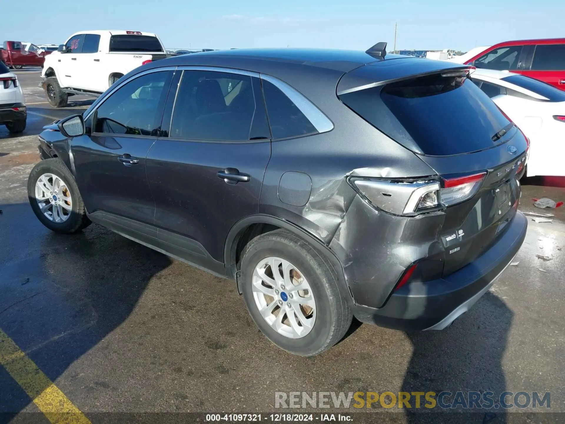 3 Photograph of a damaged car 1FMCU0G6XLUB23969 FORD ESCAPE 2020