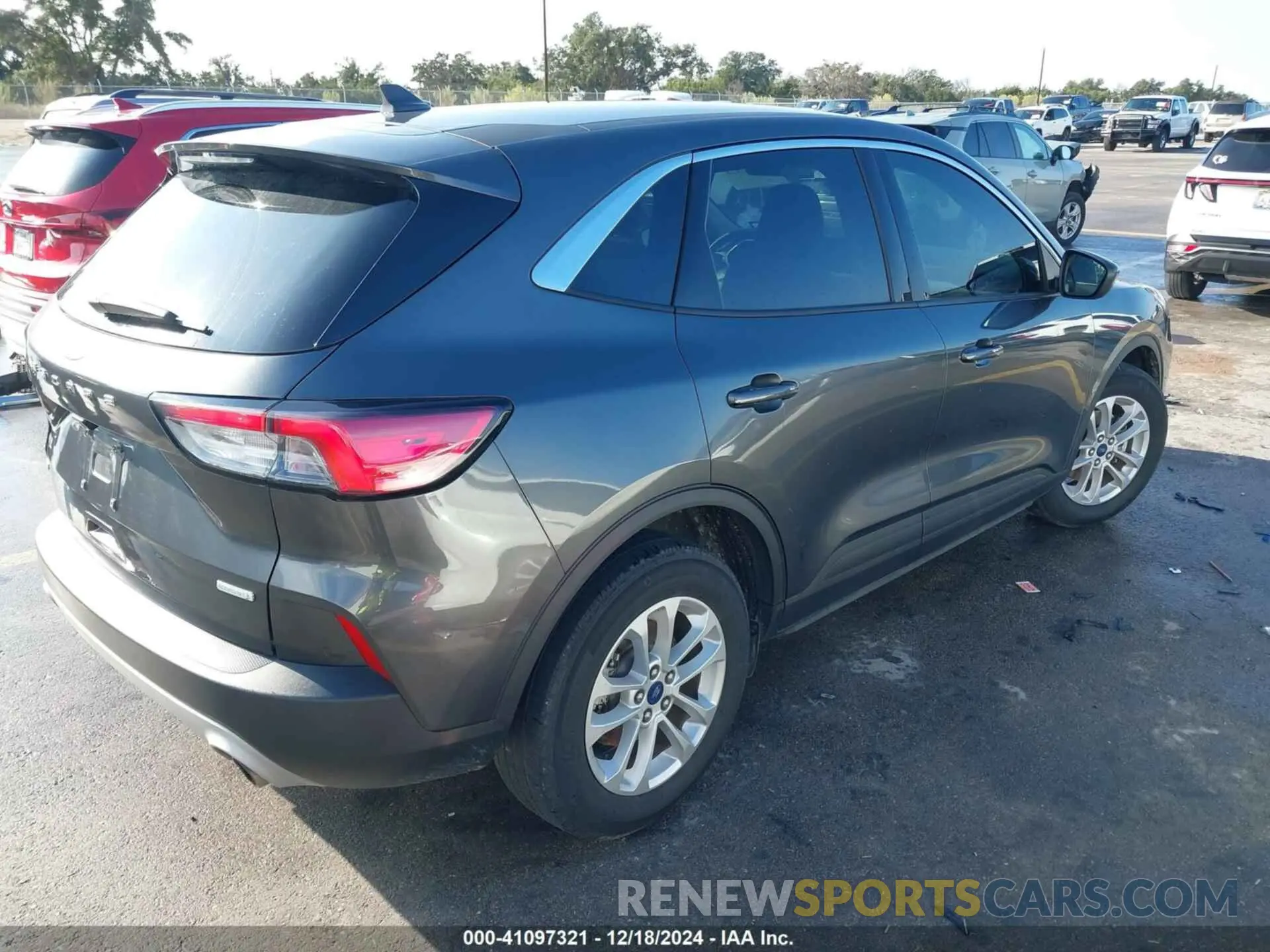 4 Photograph of a damaged car 1FMCU0G6XLUB23969 FORD ESCAPE 2020