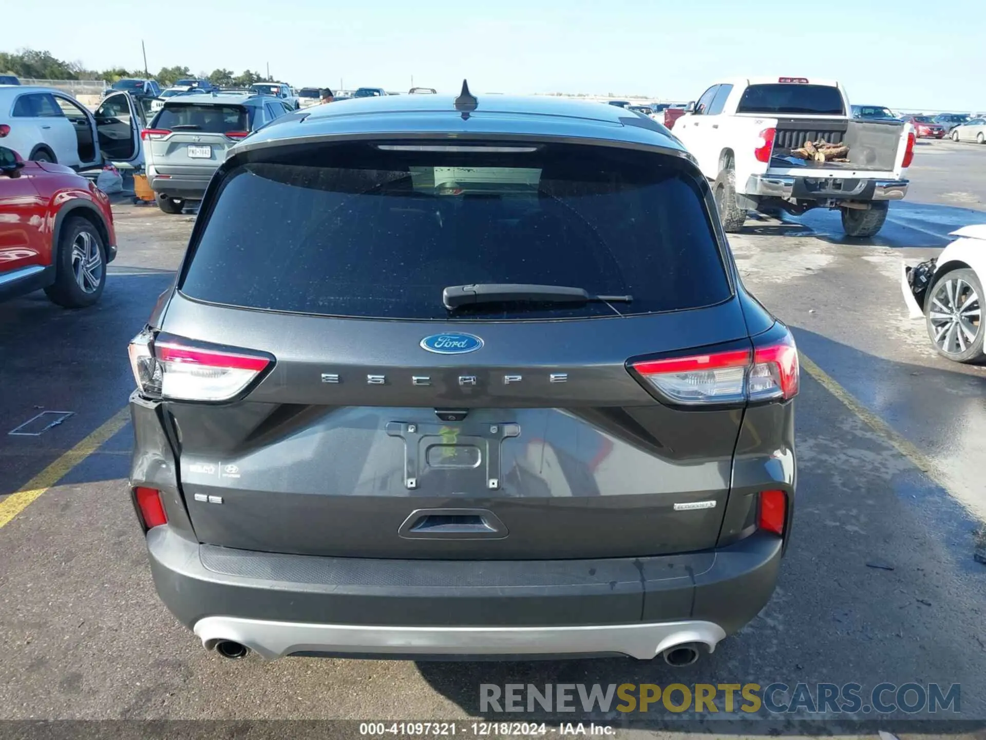 6 Photograph of a damaged car 1FMCU0G6XLUB23969 FORD ESCAPE 2020