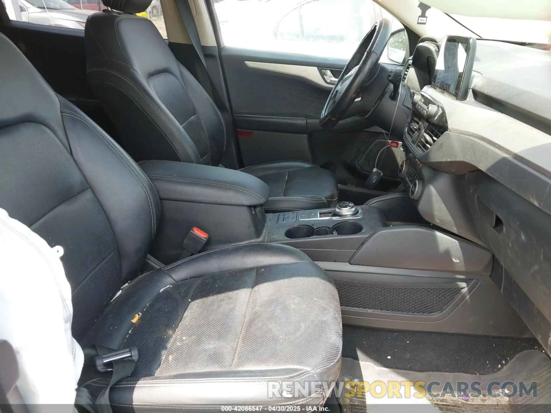 5 Photograph of a damaged car 1FMCU0H61LUA23452 FORD ESCAPE 2020