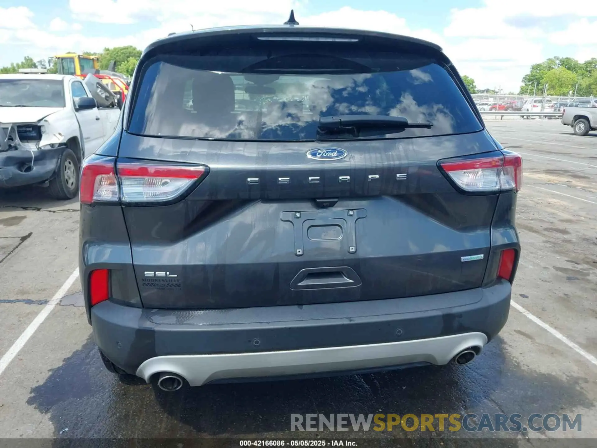 17 Photograph of a damaged car 1FMCU0H61LUA45743 FORD ESCAPE 2020