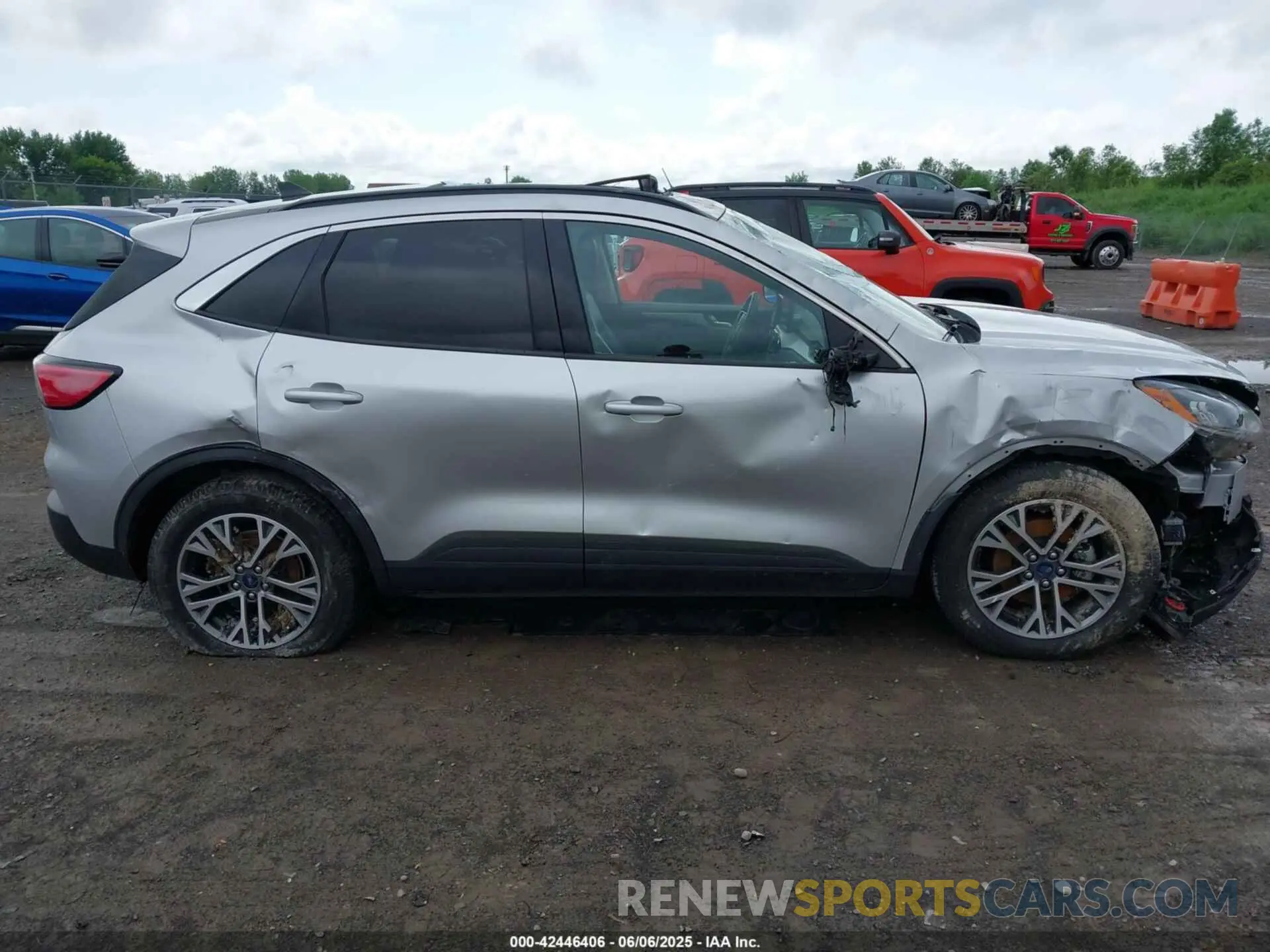 13 Photograph of a damaged car 1FMCU0H61LUA94358 FORD ESCAPE 2020