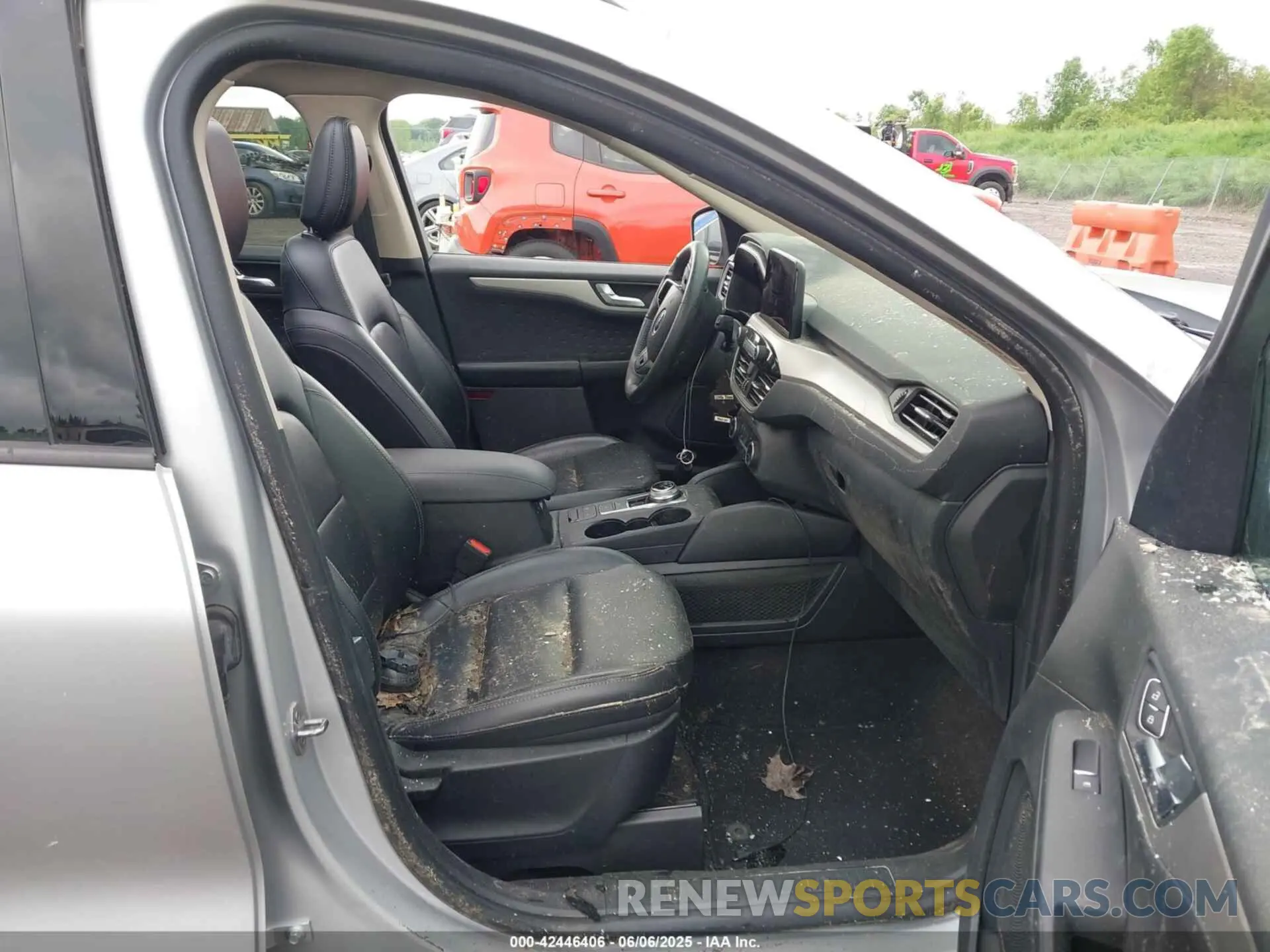 5 Photograph of a damaged car 1FMCU0H61LUA94358 FORD ESCAPE 2020