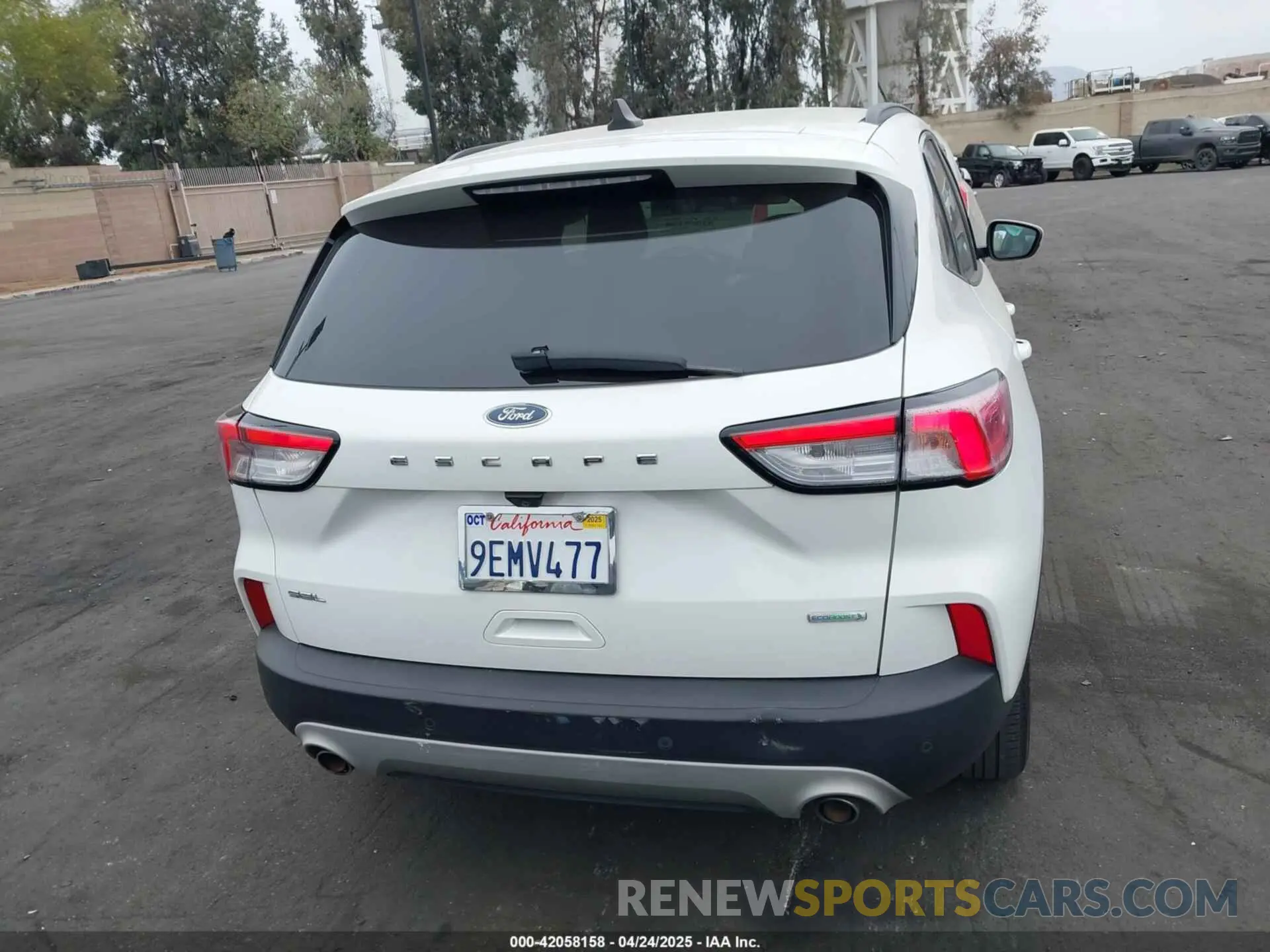 17 Photograph of a damaged car 1FMCU0H62LUB20143 FORD ESCAPE 2020