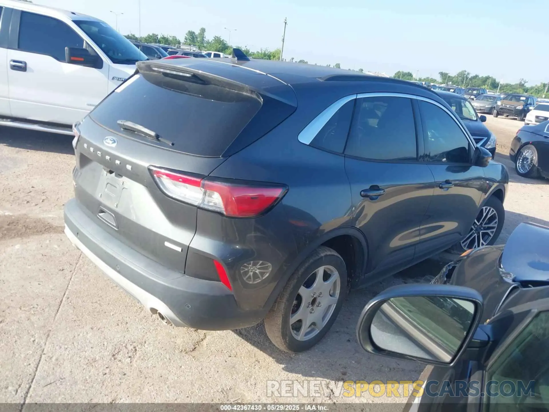 4 Photograph of a damaged car 1FMCU0H63LUA75262 FORD ESCAPE 2020