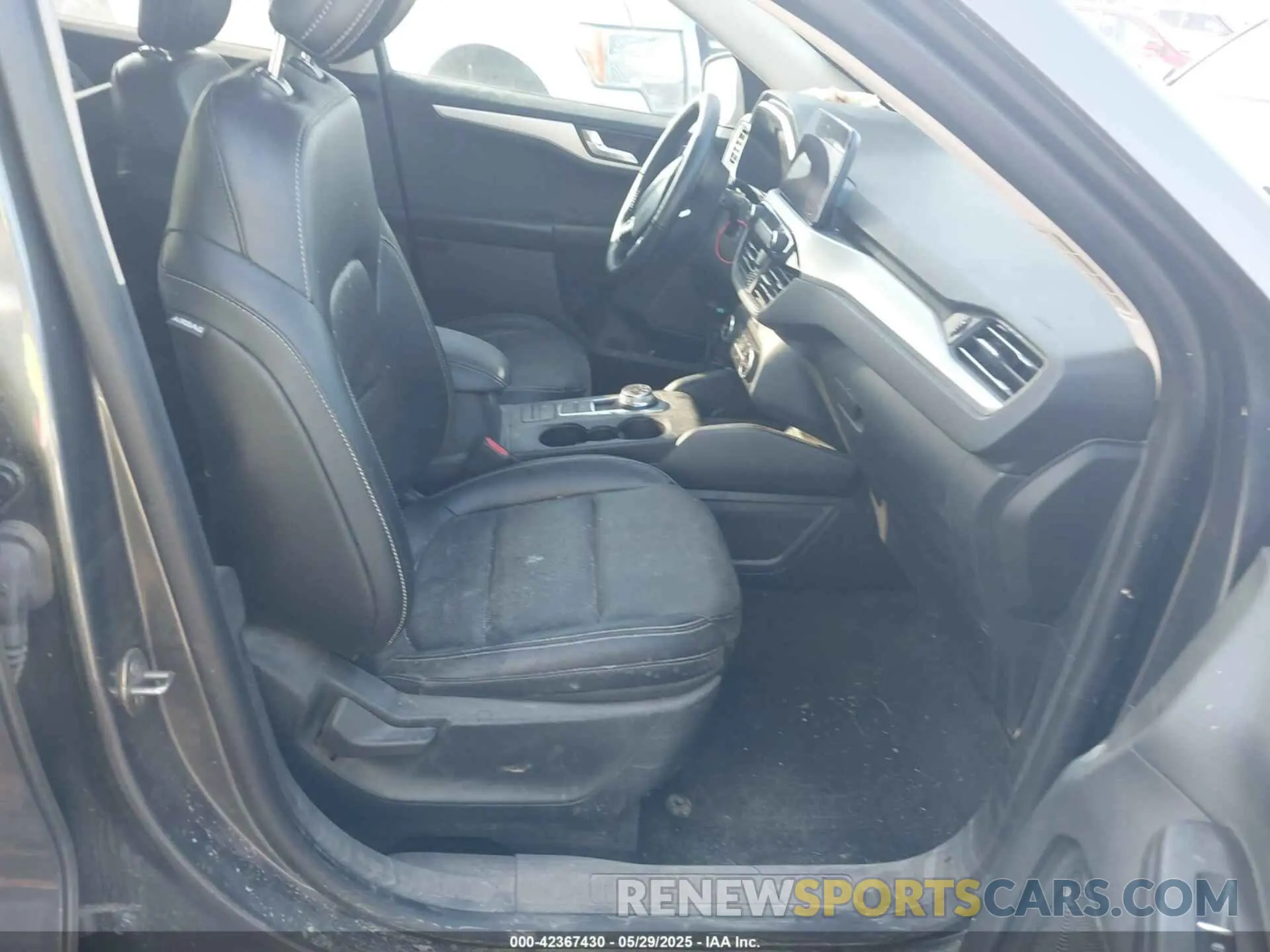 5 Photograph of a damaged car 1FMCU0H63LUA75262 FORD ESCAPE 2020